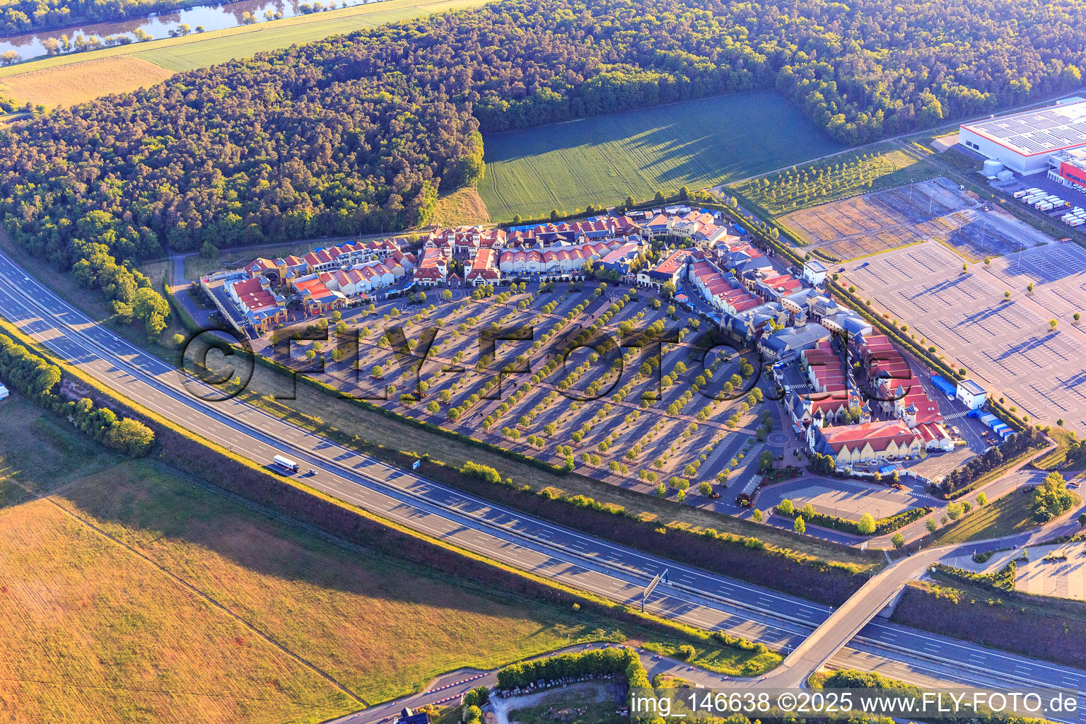 Vue oblique de Village Outlet Wertheim avec adidas Outlet Store Wertheim, Nike Factory Store et AIGNER Outlet Wertheim à le quartier Bettingen in Wertheim dans le département Bade-Wurtemberg, Allemagne