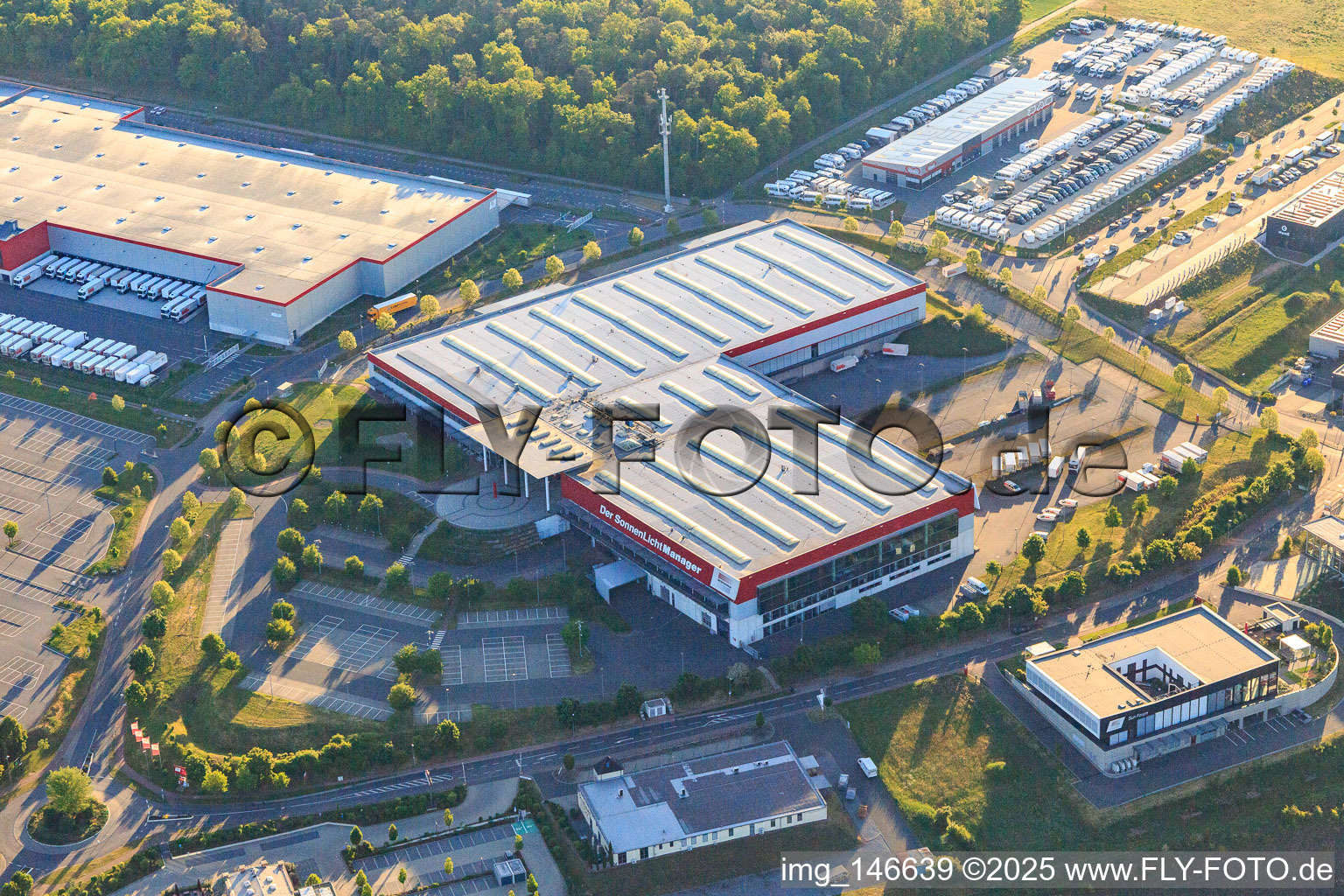 Vue aérienne de Forum solaire WAREMA à le quartier Bettingen in Wertheim dans le département Bade-Wurtemberg, Allemagne