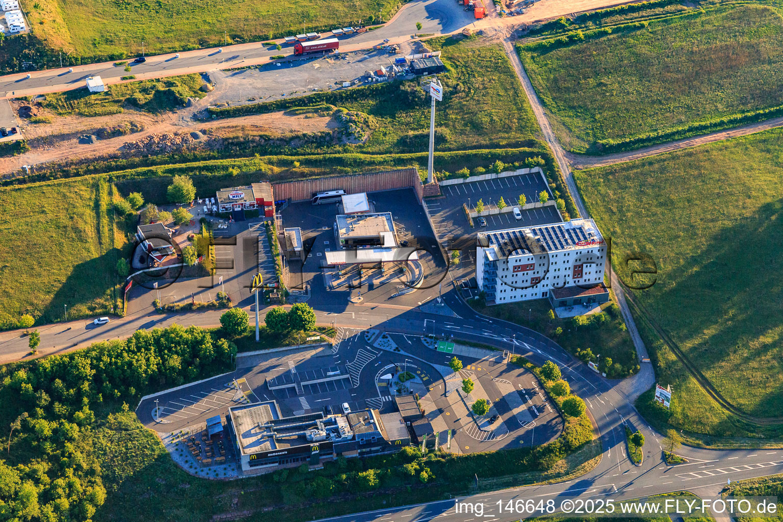 Vue aérienne de McDonald's et Euro Hotel Wertheim à le quartier Bettingen in Wertheim dans le département Bade-Wurtemberg, Allemagne