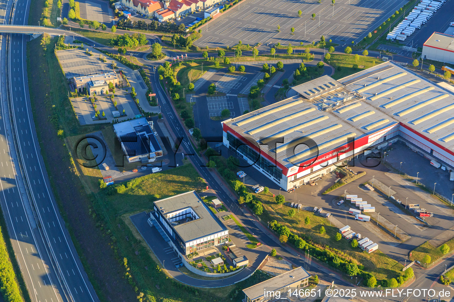 Vue aérienne de Zone industrielle d'Almosenberg avec Art of Chocolate Wertheim et WAREMA Sun Forum à le quartier Bettingen in Wertheim dans le département Bade-Wurtemberg, Allemagne