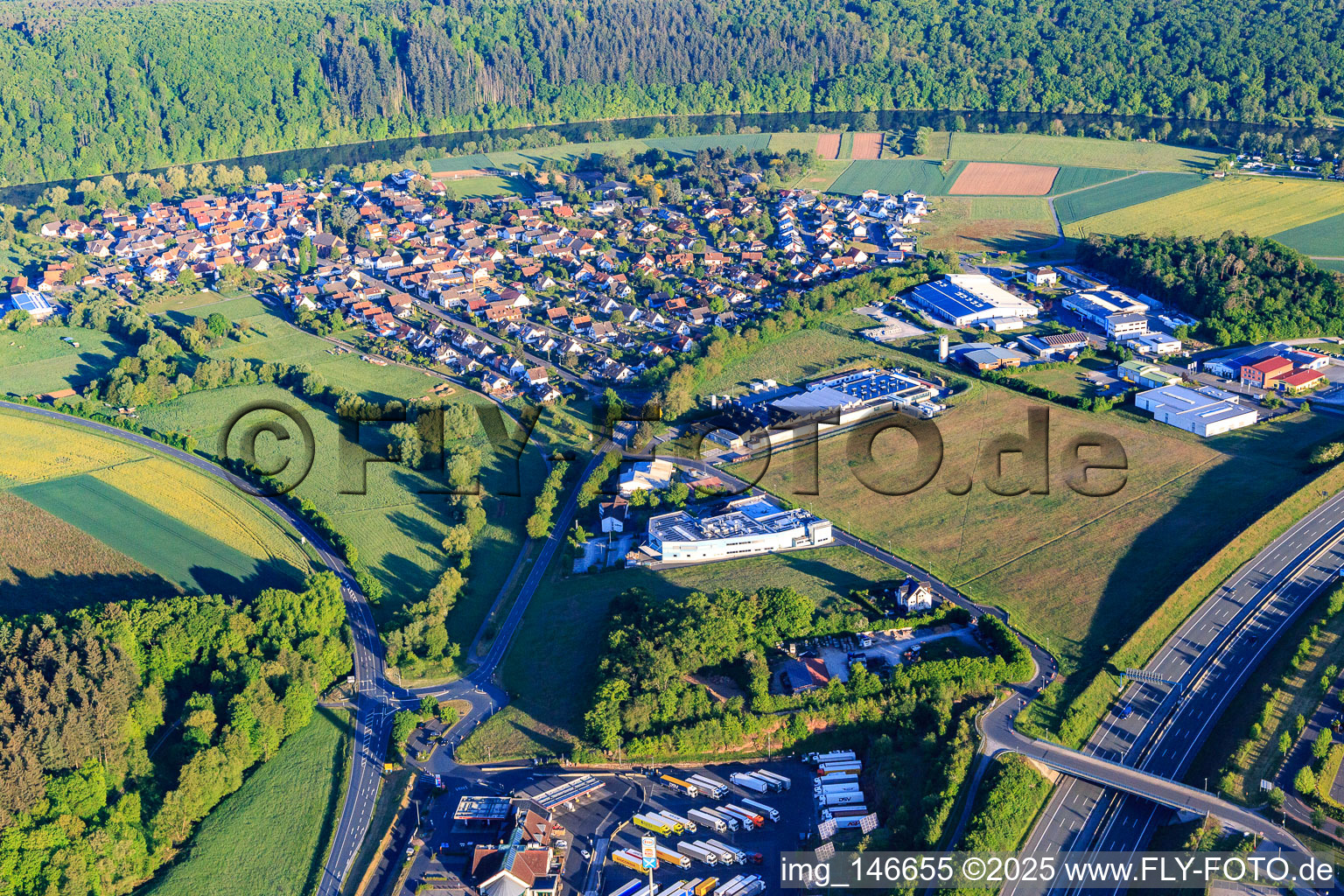 Vue aérienne de Vue de la ville sur les rives du Main depuis l'est à le quartier Bettingen in Wertheim dans le département Bade-Wurtemberg, Allemagne