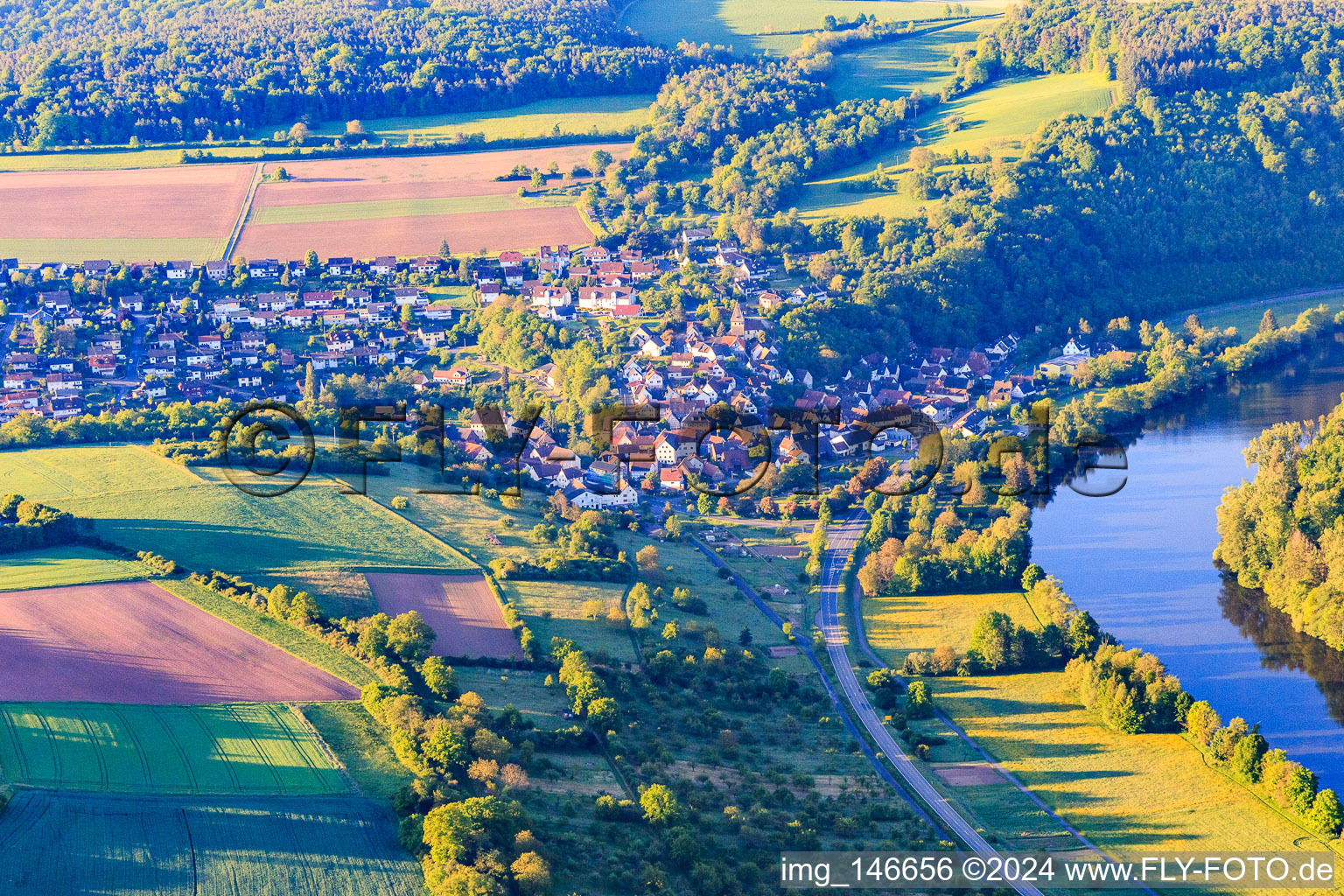 Vue aérienne de Vue de la rivière Main depuis le nord à le quartier Urphar in Wertheim dans le département Bade-Wurtemberg, Allemagne