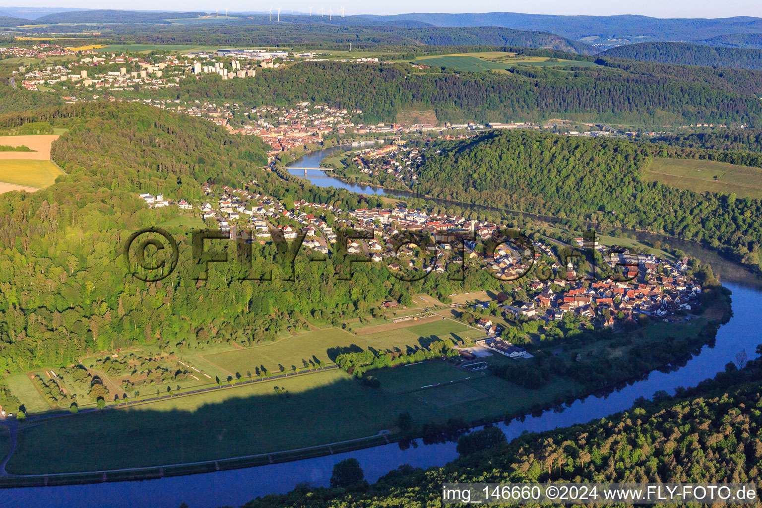 Vue aérienne de Vue de la ville sur le Main depuis l'est à le quartier Eichel in Wertheim dans le département Bade-Wurtemberg, Allemagne