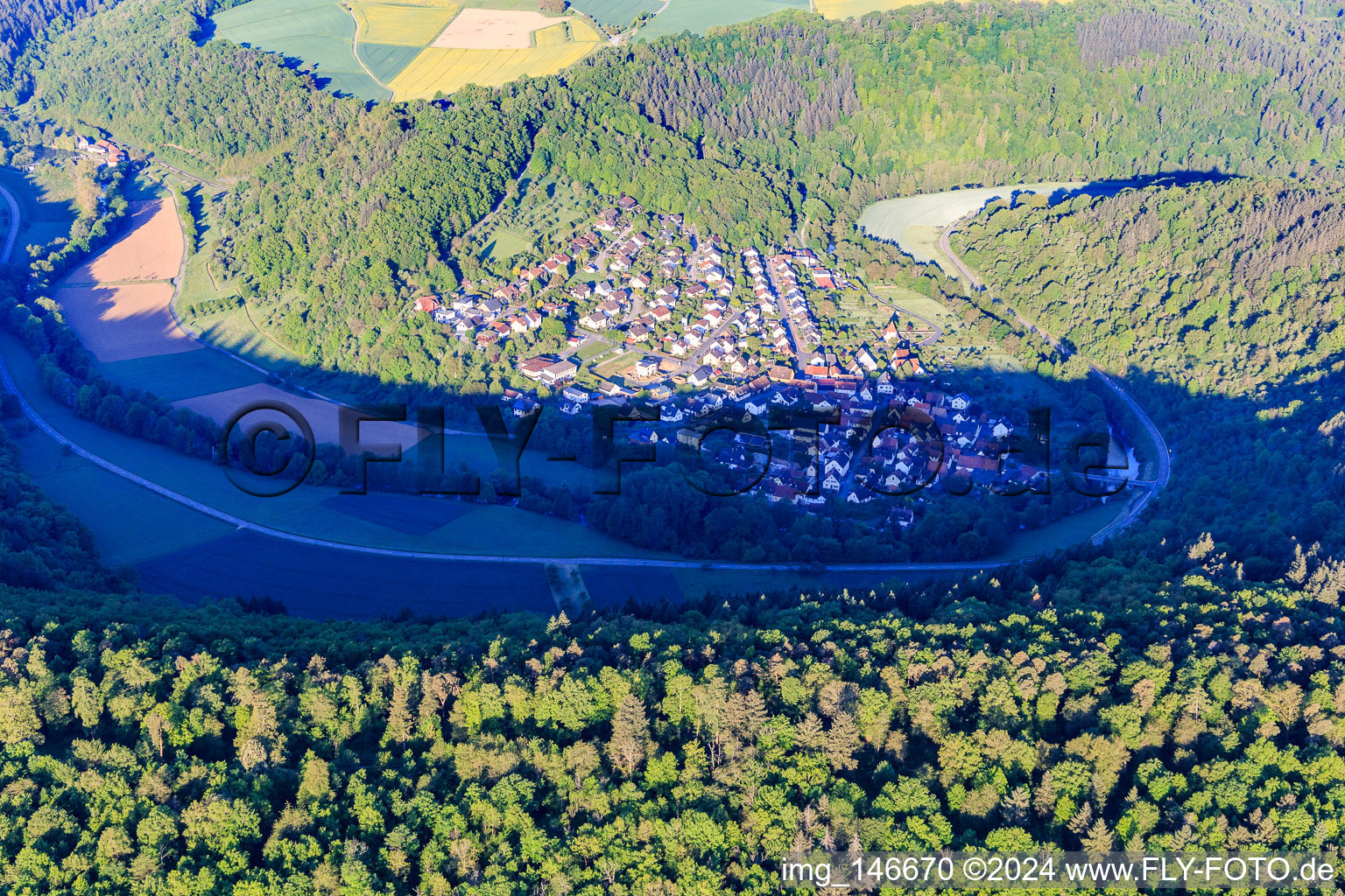 Vue aérienne de Vue depuis l'est dans une boucle de la Tauber à le quartier Waldenhausen in Wertheim dans le département Bade-Wurtemberg, Allemagne