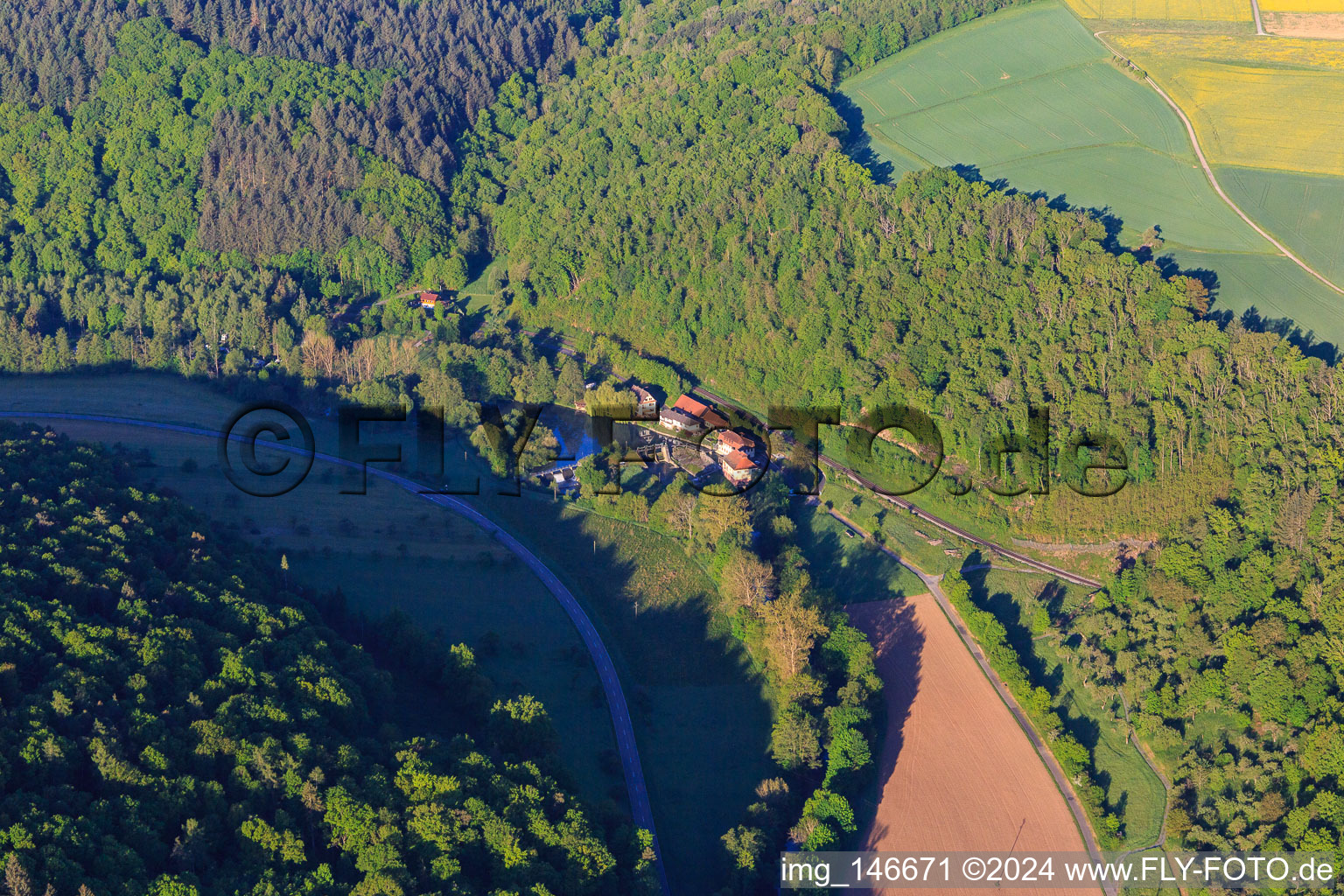 Vue aérienne de Moulin de Teilbach sur la Tauber à le quartier Waldenhausen in Wertheim dans le département Bade-Wurtemberg, Allemagne