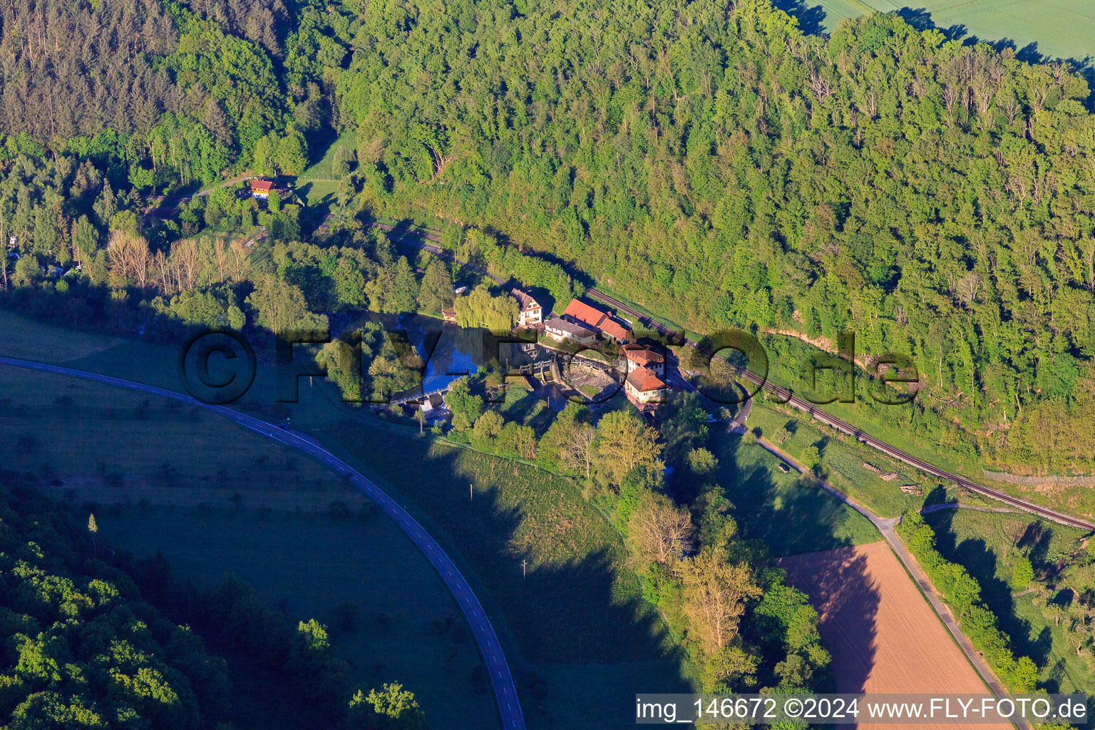 Vue aérienne de Moulin de Teilbach sur la Tauber à le quartier Waldenhausen in Wertheim dans le département Bade-Wurtemberg, Allemagne