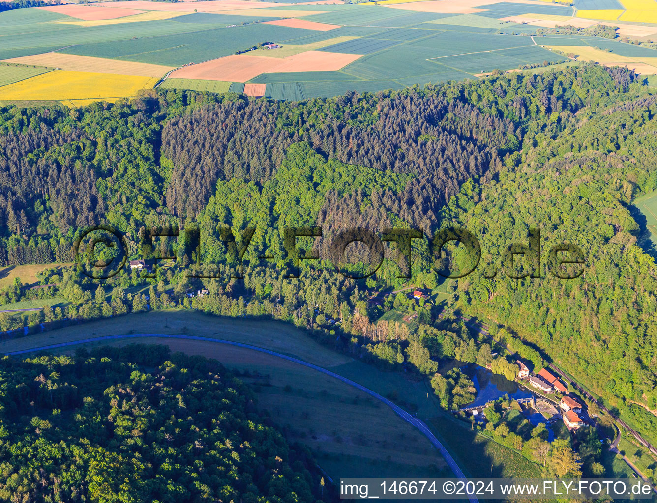Vue aérienne de Camping Forelle au bord de la Tauber derrière le moulin de Teilbach à le quartier Waldenhausen in Wertheim dans le département Bade-Wurtemberg, Allemagne