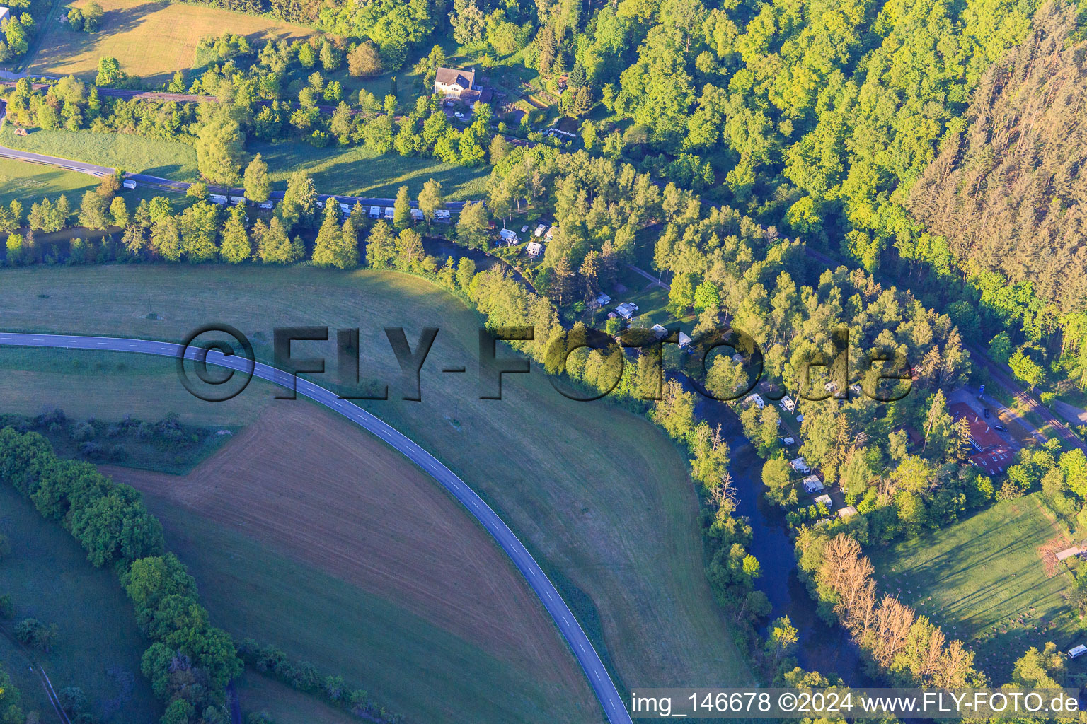 Vue aérienne de Camping Forelle au bord de la Tauber à le quartier Waldenhausen in Wertheim dans le département Bade-Wurtemberg, Allemagne