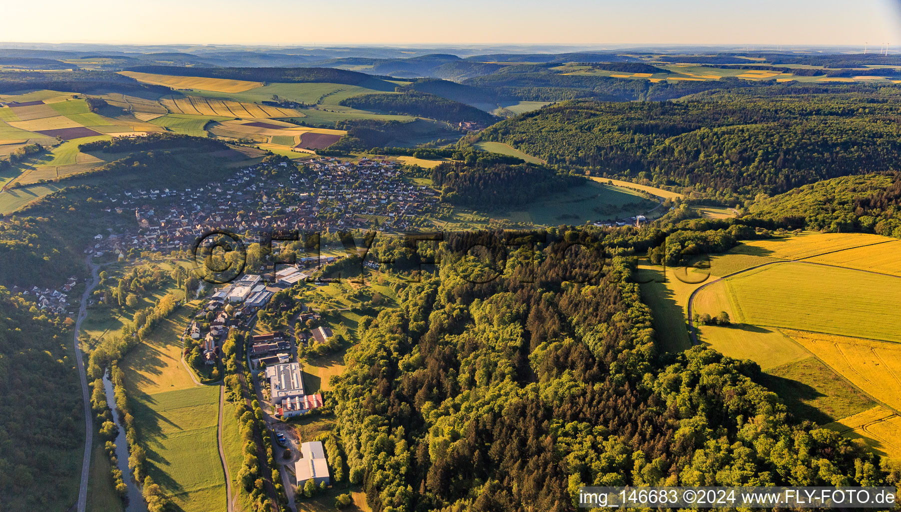 Vue aérienne de Vue de la ville depuis le nord le matin avec la zone industrielle Zum Schlag avec Rekuplast GmbH, Uebe Medical GmbH et TFA Dostmann GmbH & Co. KG à le quartier Reicholzheim in Wertheim dans le département Bade-Wurtemberg, Allemagne