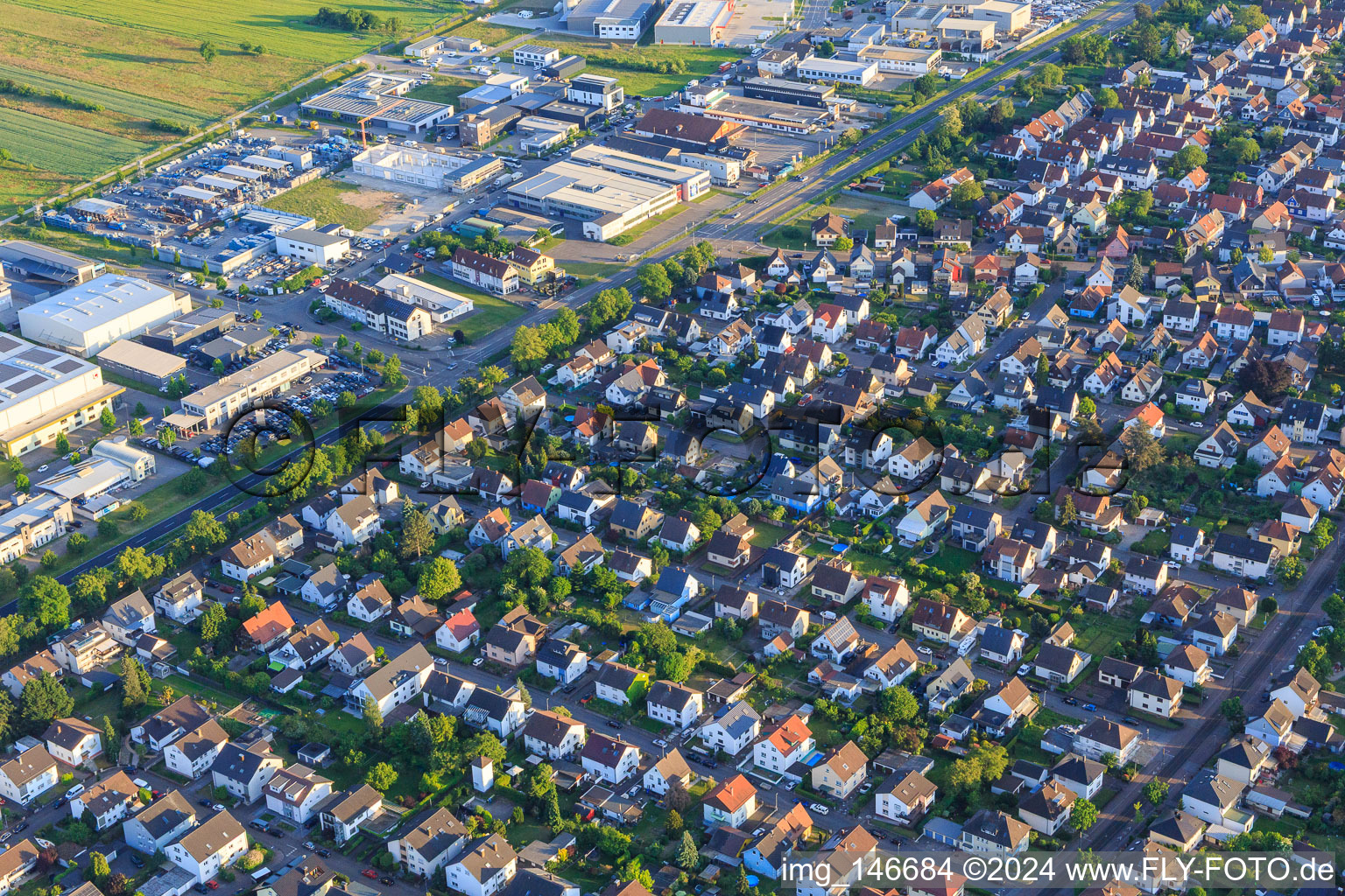 Vue aérienne de Installation au-delà de la B36 à le quartier Mörsch in Rheinstetten dans le département Bade-Wurtemberg, Allemagne