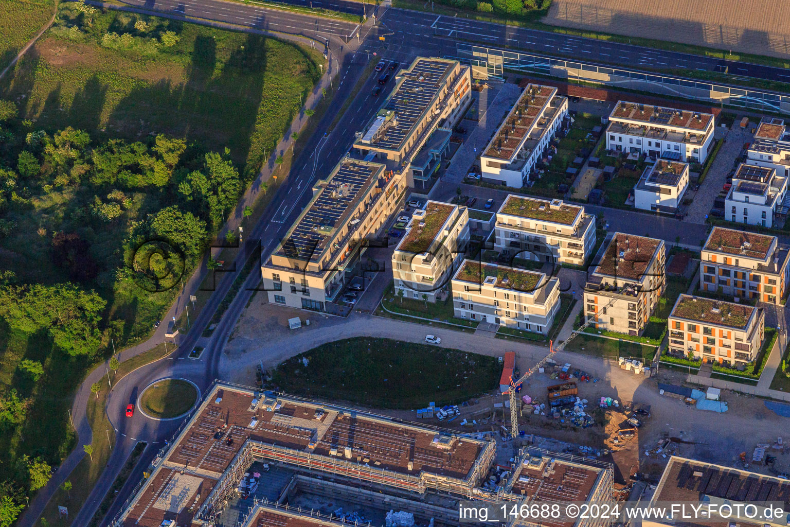 Vue aérienne de Nouveaux bâtiments dans l'Emil-Wachter-Straße avec l'ASB Senior Center RheinLeben à le quartier Mörsch in Rheinstetten dans le département Bade-Wurtemberg, Allemagne