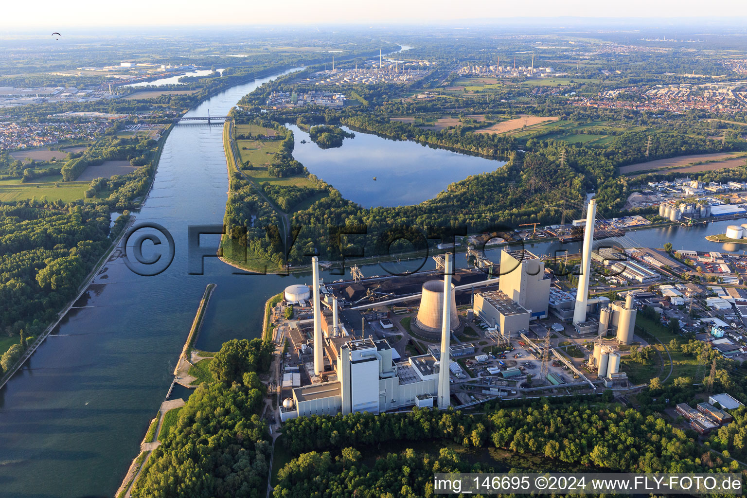 Vue aérienne de Rhin entre la centrale à vapeur de Rheinhafen Karlsruhe et les ponts du Rhin près de Maxau à le quartier Knielingen in Karlsruhe dans le département Bade-Wurtemberg, Allemagne