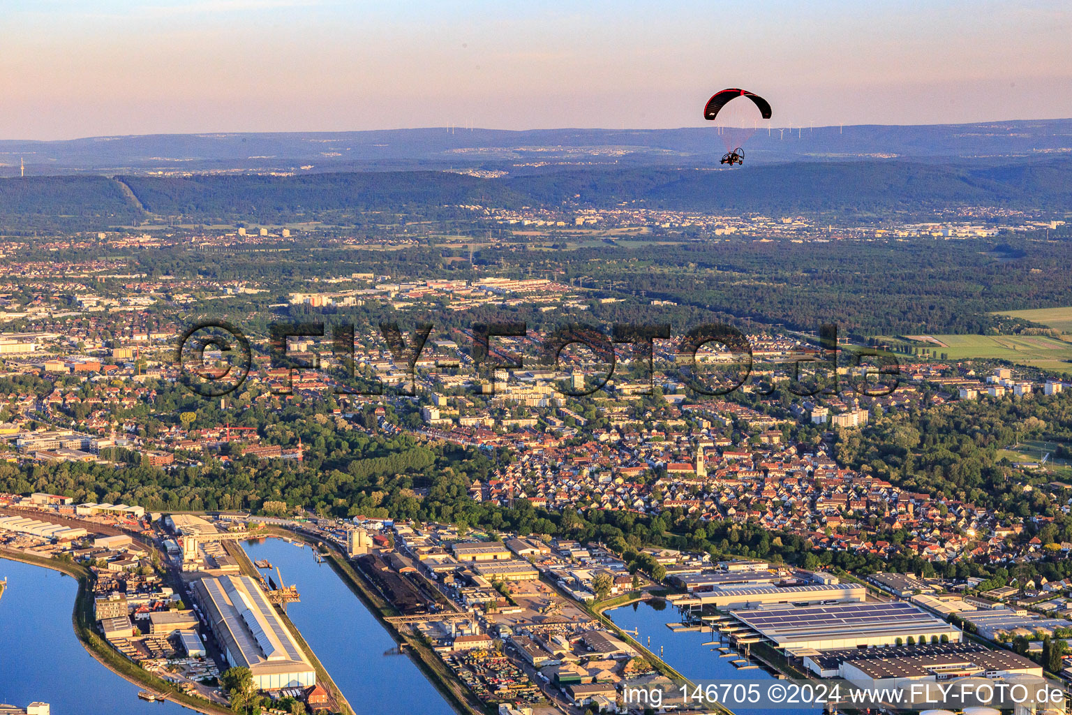 Vue aérienne de Ports du Rhin avec parapentes en soirée à le quartier Mühlburg in Karlsruhe dans le département Bade-Wurtemberg, Allemagne