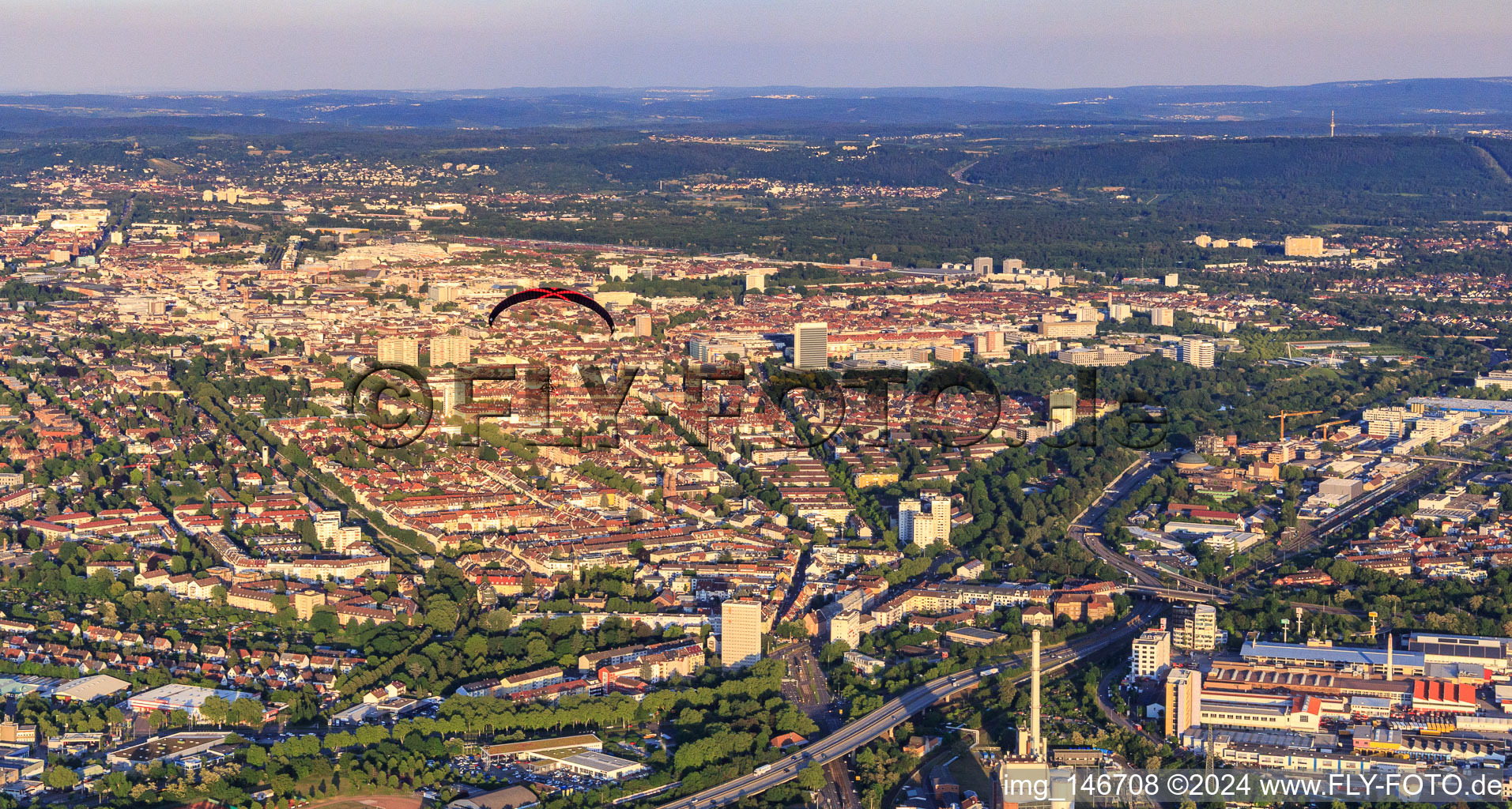 Vue aérienne de Vue de la ville depuis l'ouest avec parapente à le quartier Mühlburg in Karlsruhe dans le département Bade-Wurtemberg, Allemagne