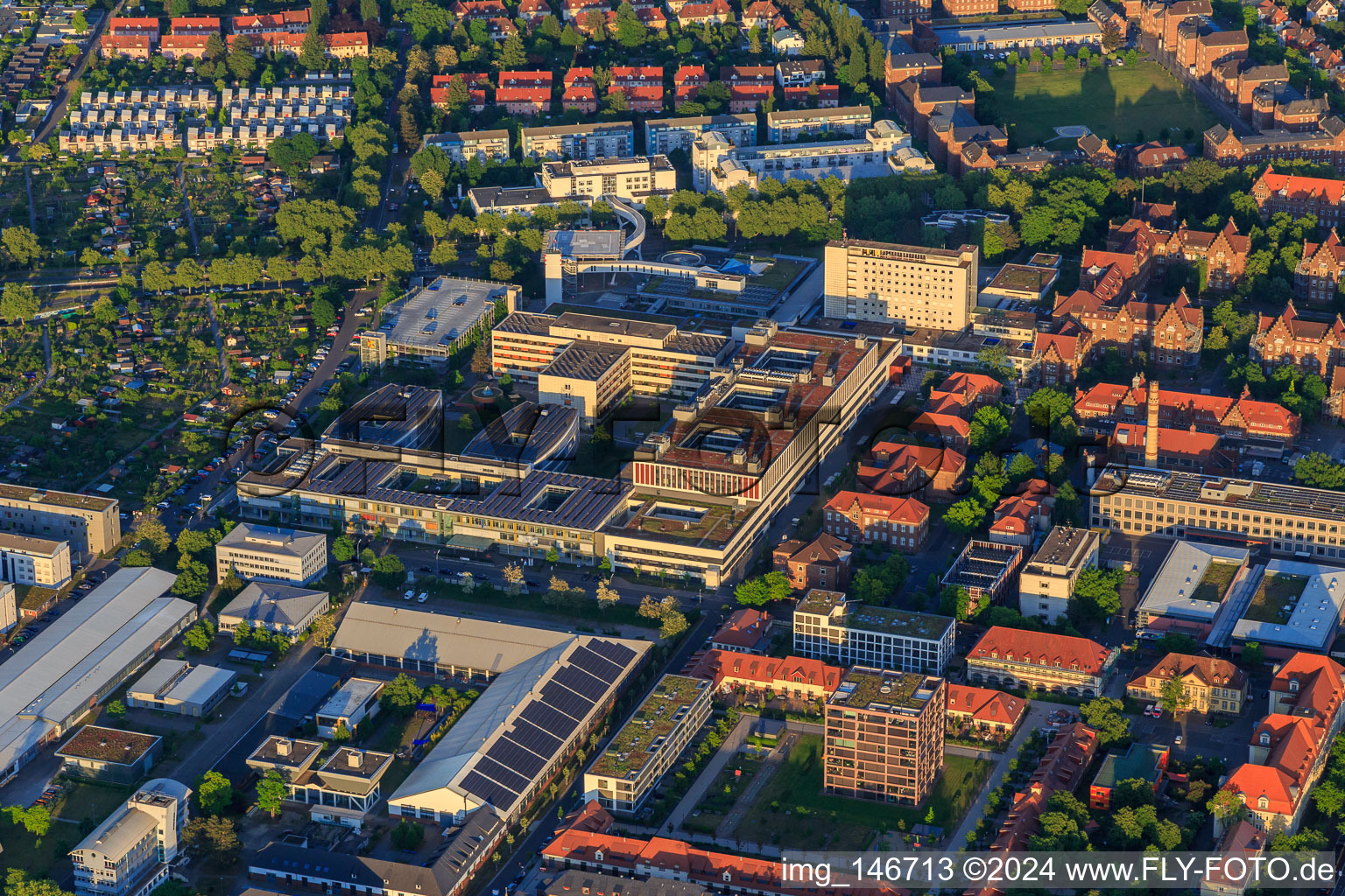 Vue aérienne de Hôpital municipal à le quartier Nordweststadt in Karlsruhe dans le département Bade-Wurtemberg, Allemagne