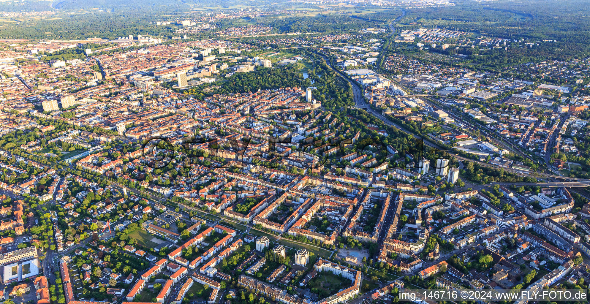 Vue aérienne de Parc Fanny Hensel sur la Seldeneckstrasse à le quartier Mühlburg in Karlsruhe dans le département Bade-Wurtemberg, Allemagne