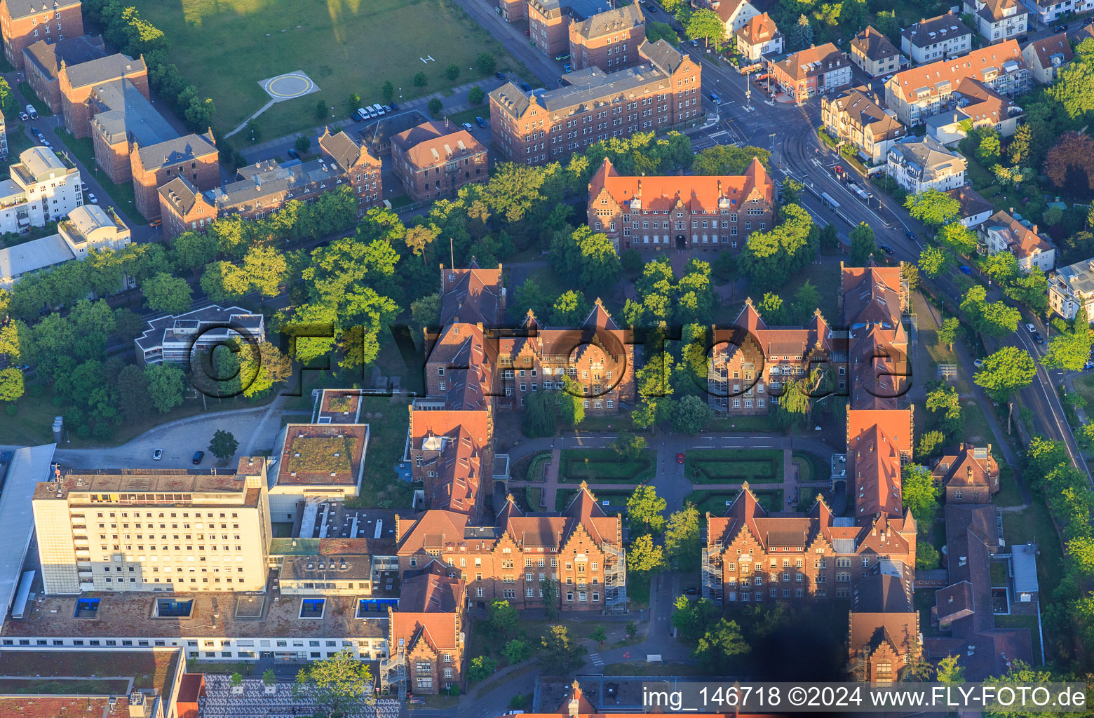 Vue aérienne de Hôpital municipal, bâtiments C et B à le quartier Nordweststadt in Karlsruhe dans le département Bade-Wurtemberg, Allemagne