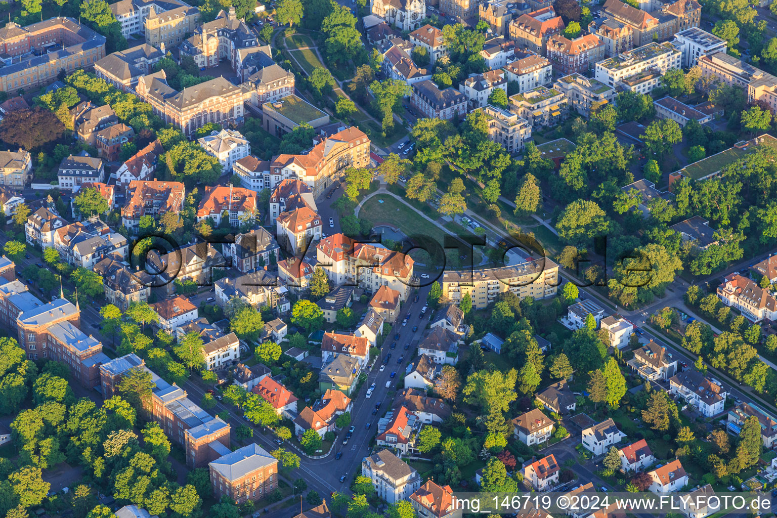Vue aérienne de Parc semi-circulaire Haydnplatz à le quartier Weststadt in Karlsruhe dans le département Bade-Wurtemberg, Allemagne