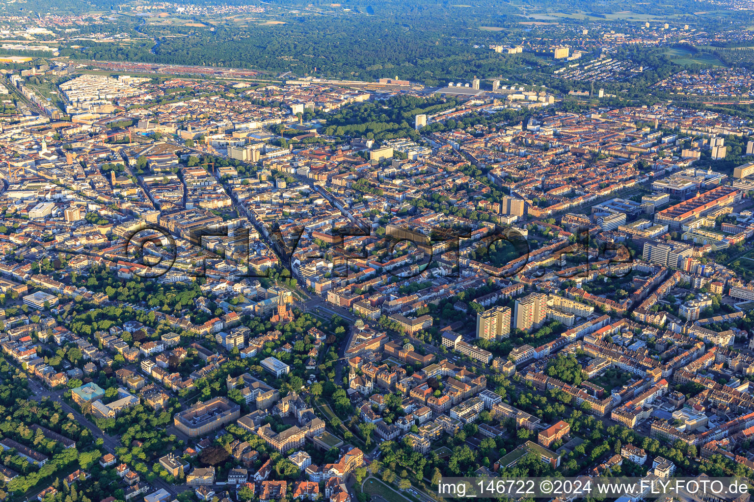 Vue aérienne de Kaiserplatz : intersection de l'Amalienstraße, de la Kaiserstraße, de la Stephanienstraße, de la Reinhold-Frank-Straße et de la Kaiserallee à le quartier Innenstadt-West in Karlsruhe dans le département Bade-Wurtemberg, Allemagne