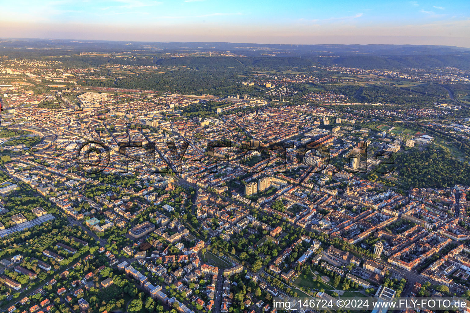 Vue aérienne de Aperçu de la ville depuis le nord-ouest à le quartier Innenstadt-West in Karlsruhe dans le département Bade-Wurtemberg, Allemagne
