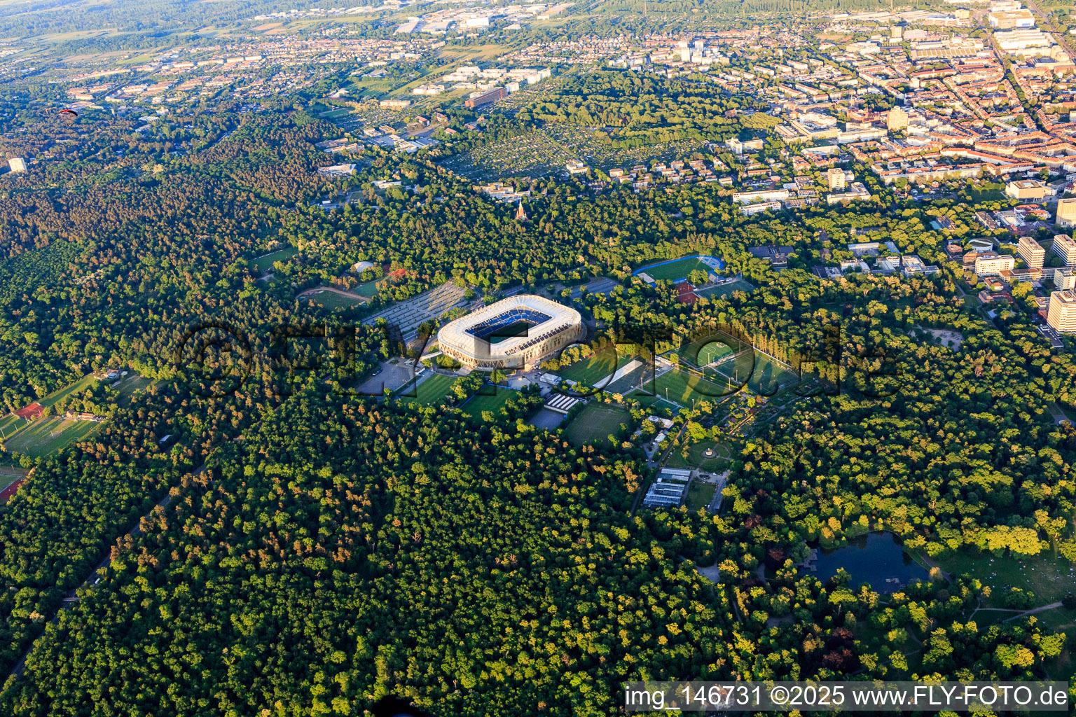 Stade de football BBBank Wildpark du KSC - Karlsruher Sport-Club à le quartier Innenstadt-Ost in Karlsruhe dans le département Bade-Wurtemberg, Allemagne d'en haut