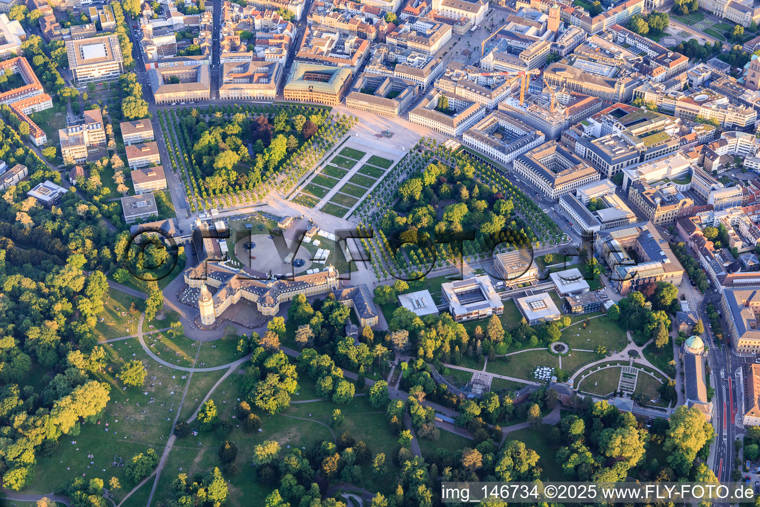 Vue aérienne de Jardin du château, place du château et jardin botanique autour du château Karlsruhe à le quartier Innenstadt-West in Karlsruhe dans le département Bade-Wurtemberg, Allemagne