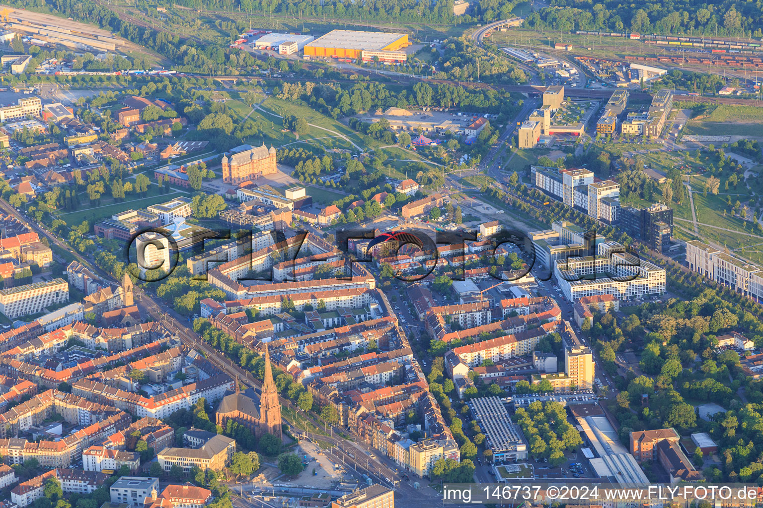 Vue aérienne de Église Saint-Bernard sur la Durlacher Allee et la Gottesauer Straße avec un parapente à le quartier Oststadt in Karlsruhe dans le département Bade-Wurtemberg, Allemagne