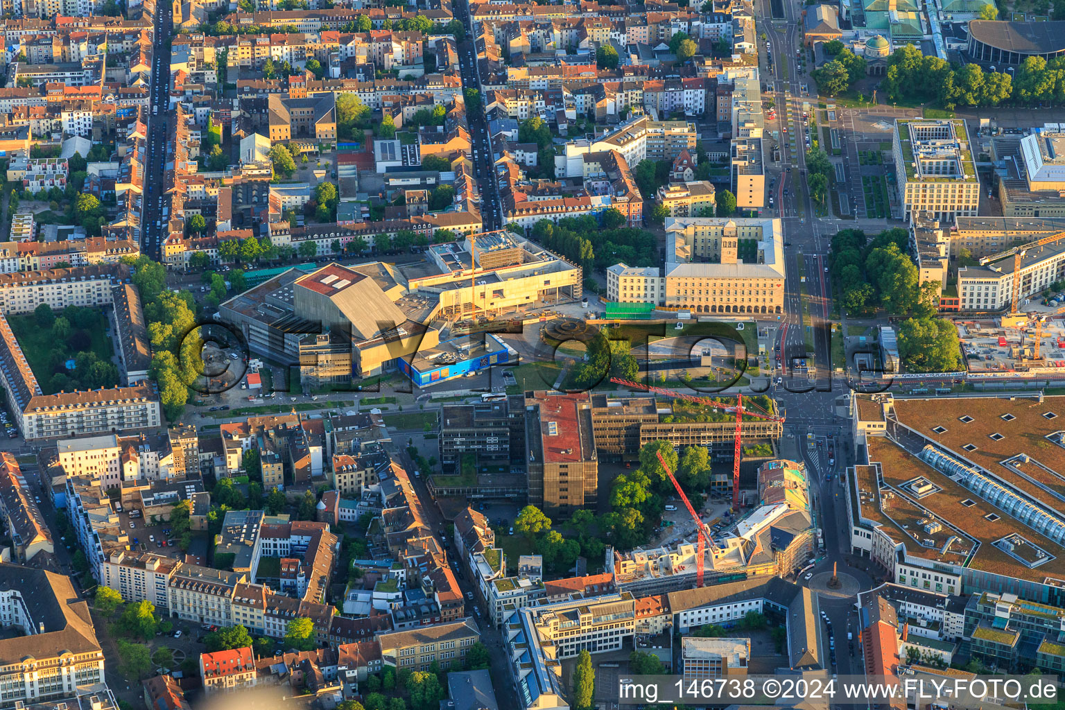 Vue aérienne de Chantier pour la rénovation du Badisches Staatstheater sur la Kriegsstr à le quartier Südstadt in Karlsruhe dans le département Bade-Wurtemberg, Allemagne