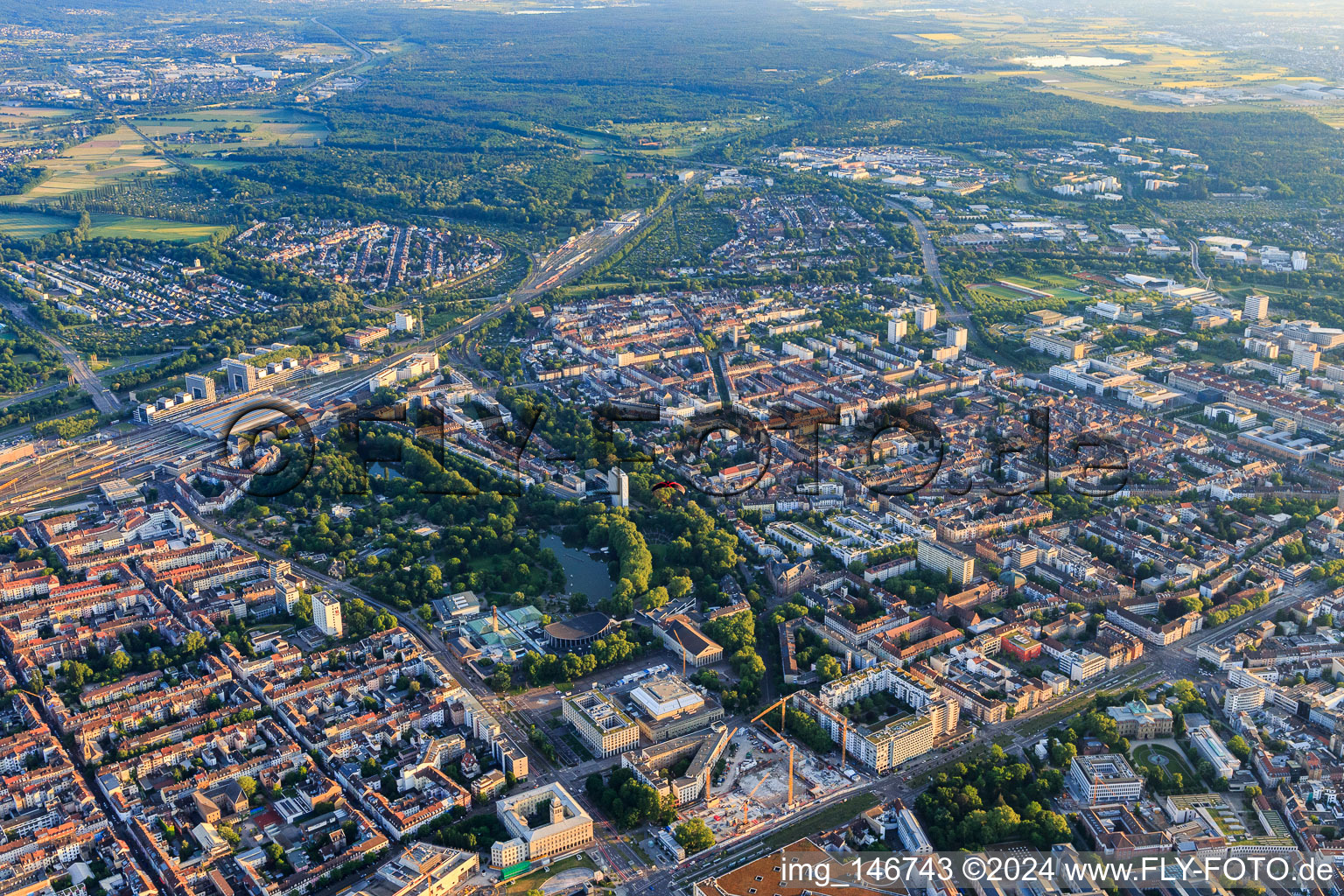 Vue aérienne de Vue d'ensemble de la ville depuis le nord avec le jardin zoologique de la ville sur Ettlinger Straße à le quartier Südweststadt in Karlsruhe dans le département Bade-Wurtemberg, Allemagne