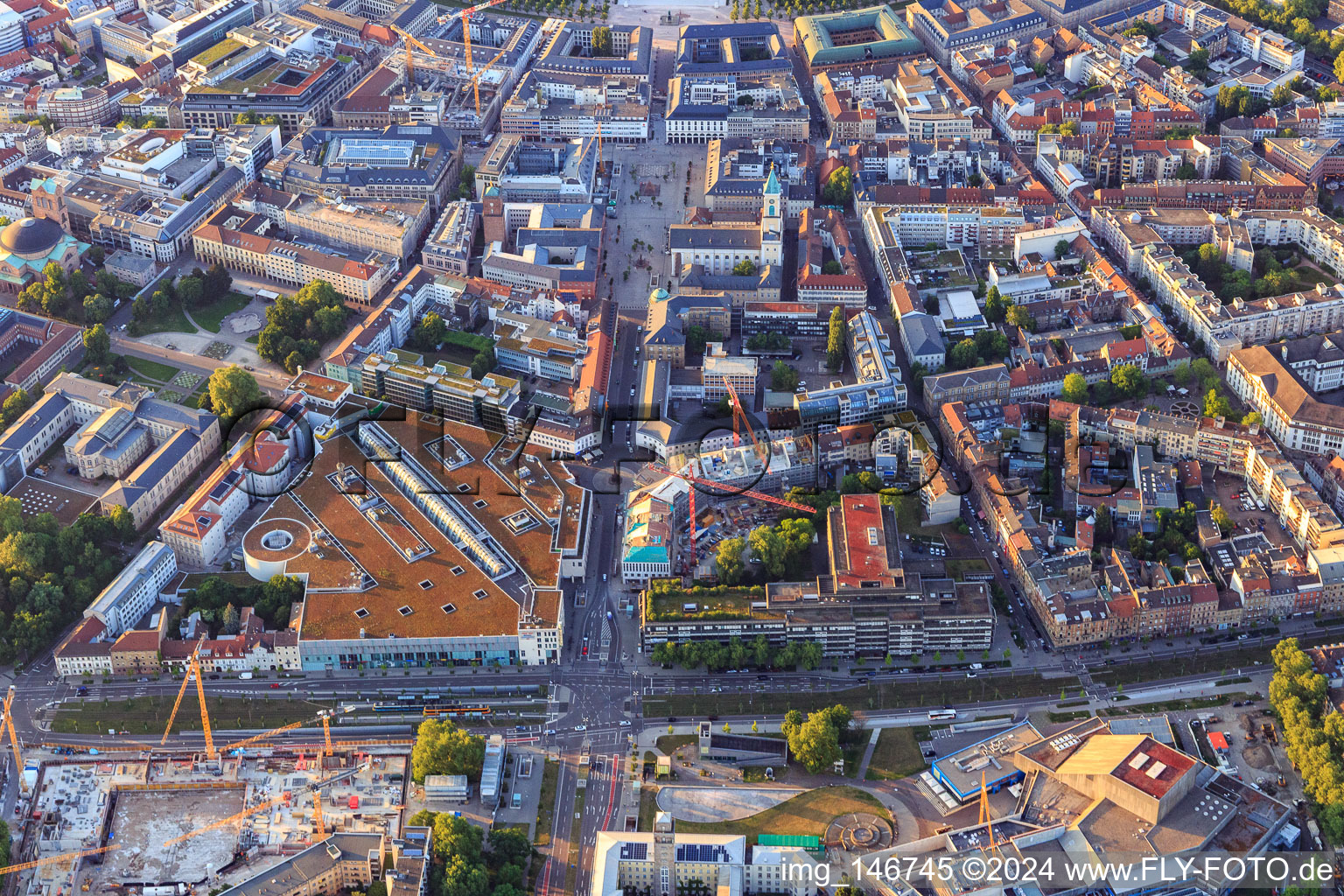 Vue aérienne de Place du marché, Rondellplatz, Ettlinger Tor et Theaterbaustellele sur Kriegsstr à le quartier Innenstadt-West in Karlsruhe dans le département Bade-Wurtemberg, Allemagne