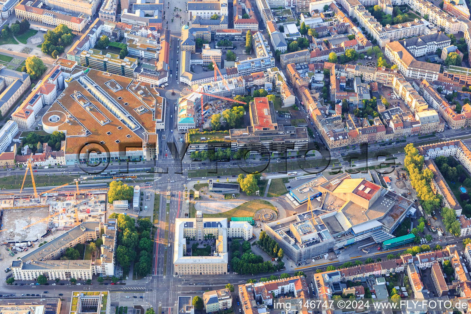 Vue aérienne de Chantier pour la rénovation du Badisches Staatstheater sur la Baumeisterstraße à le quartier Südweststadt in Karlsruhe dans le département Bade-Wurtemberg, Allemagne