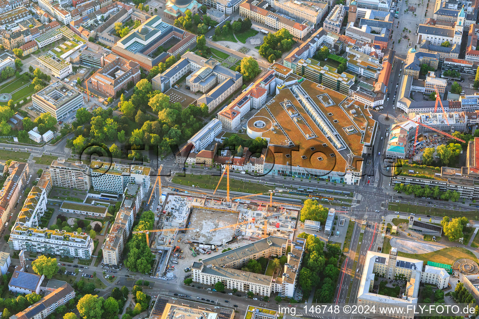 Vue aérienne de Chantier de construction de la tour d'assurance démolie sur la Kriegstraße en face du centre Ettlinger Tor Karlsruhe à le quartier Südweststadt in Karlsruhe dans le département Bade-Wurtemberg, Allemagne