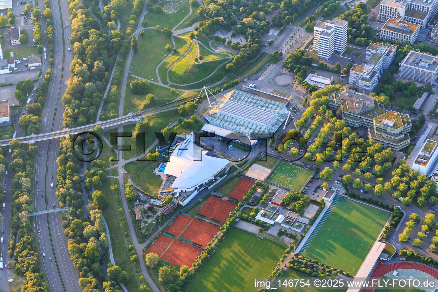 Vue aérienne de Mont Klotz, Europabad Karlsruhe et Europahalle à le quartier Südweststadt in Karlsruhe dans le département Bade-Wurtemberg, Allemagne