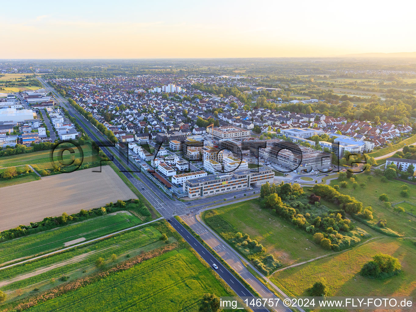 Vue aérienne de Nouveaux bâtiments dans l'Emil-Wachter-Straße avec l'ASB Senior Center RheinLeben à le quartier Mörsch in Rheinstetten dans le département Bade-Wurtemberg, Allemagne