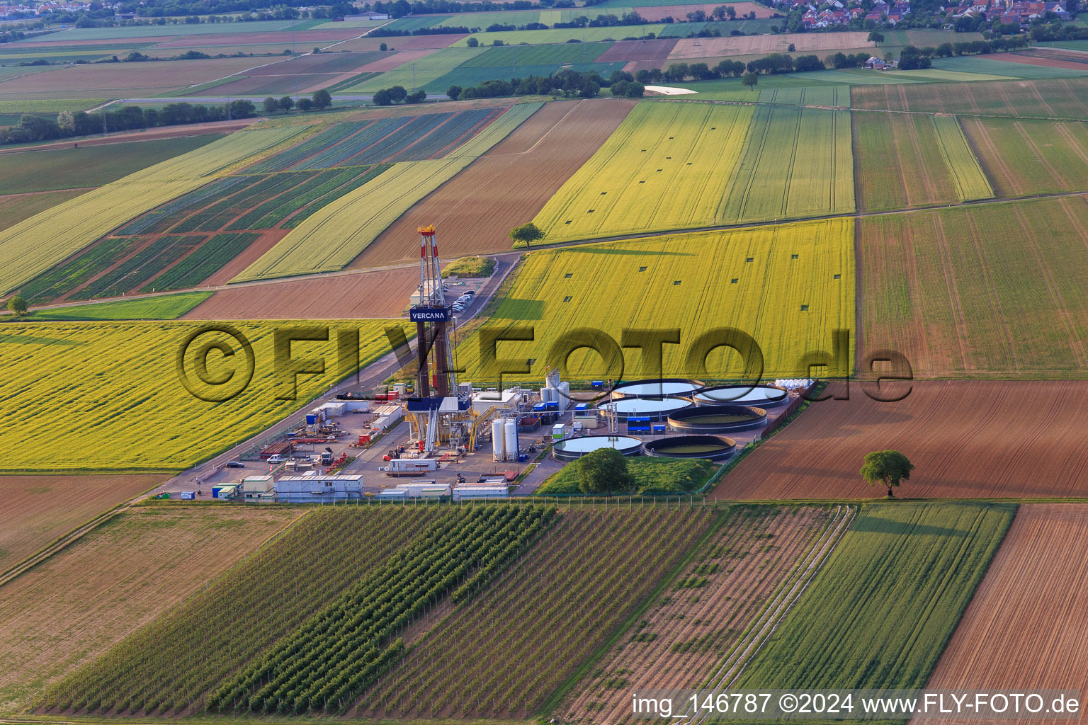 Vue aérienne de Site de forage du site de forage profond V20 de Vercana GmbH pour Vulcan Energy à Schleidberg pour l'extraction d'énergie géothermique et de lithium à Insheim dans le département Rhénanie-Palatinat, Allemagne