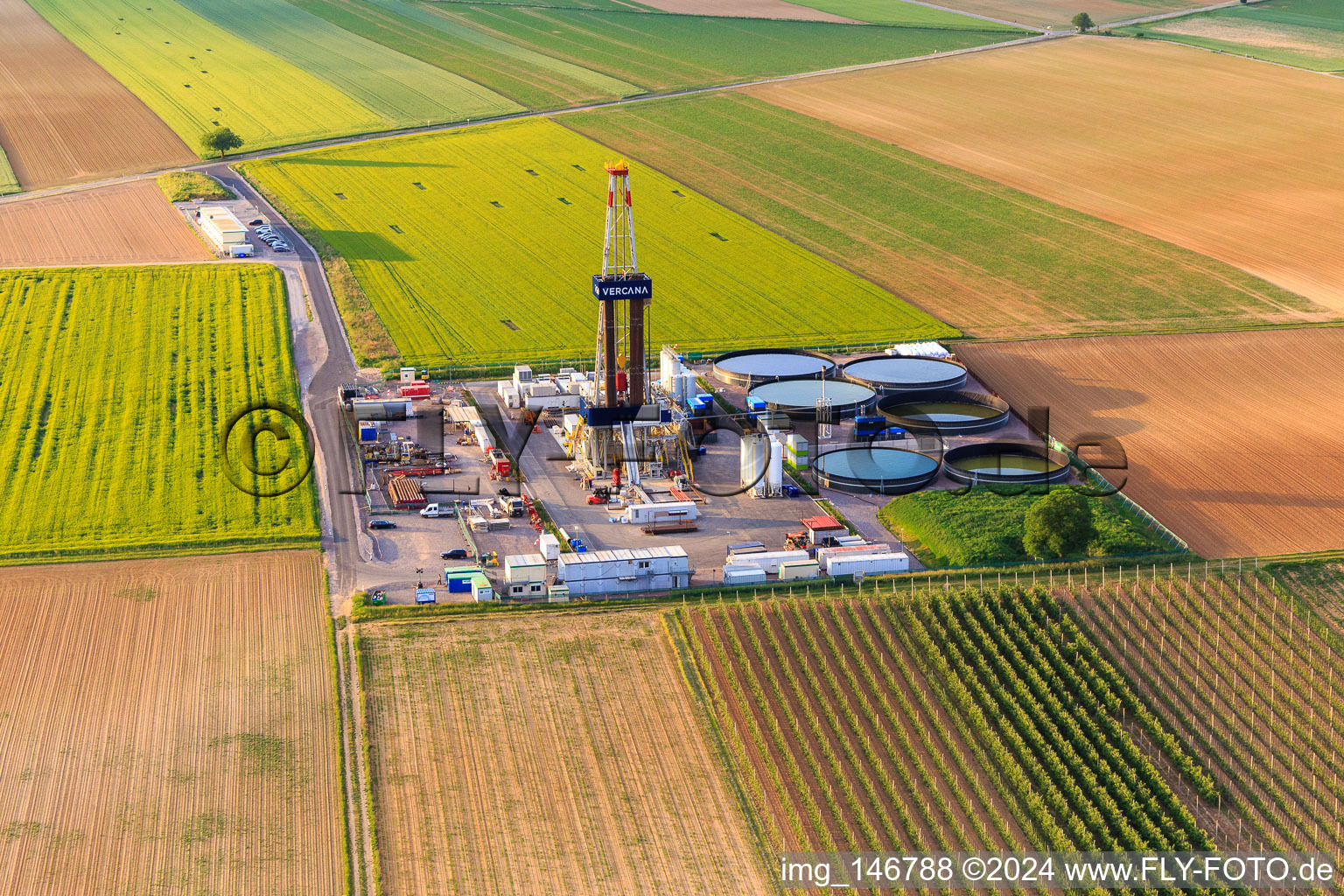 Photographie aérienne de Site de forage du site de forage profond V20 de Vercana GmbH pour Vulcan Energy à Schleidberg pour l'extraction d'énergie géothermique et de lithium à Insheim dans le département Rhénanie-Palatinat, Allemagne