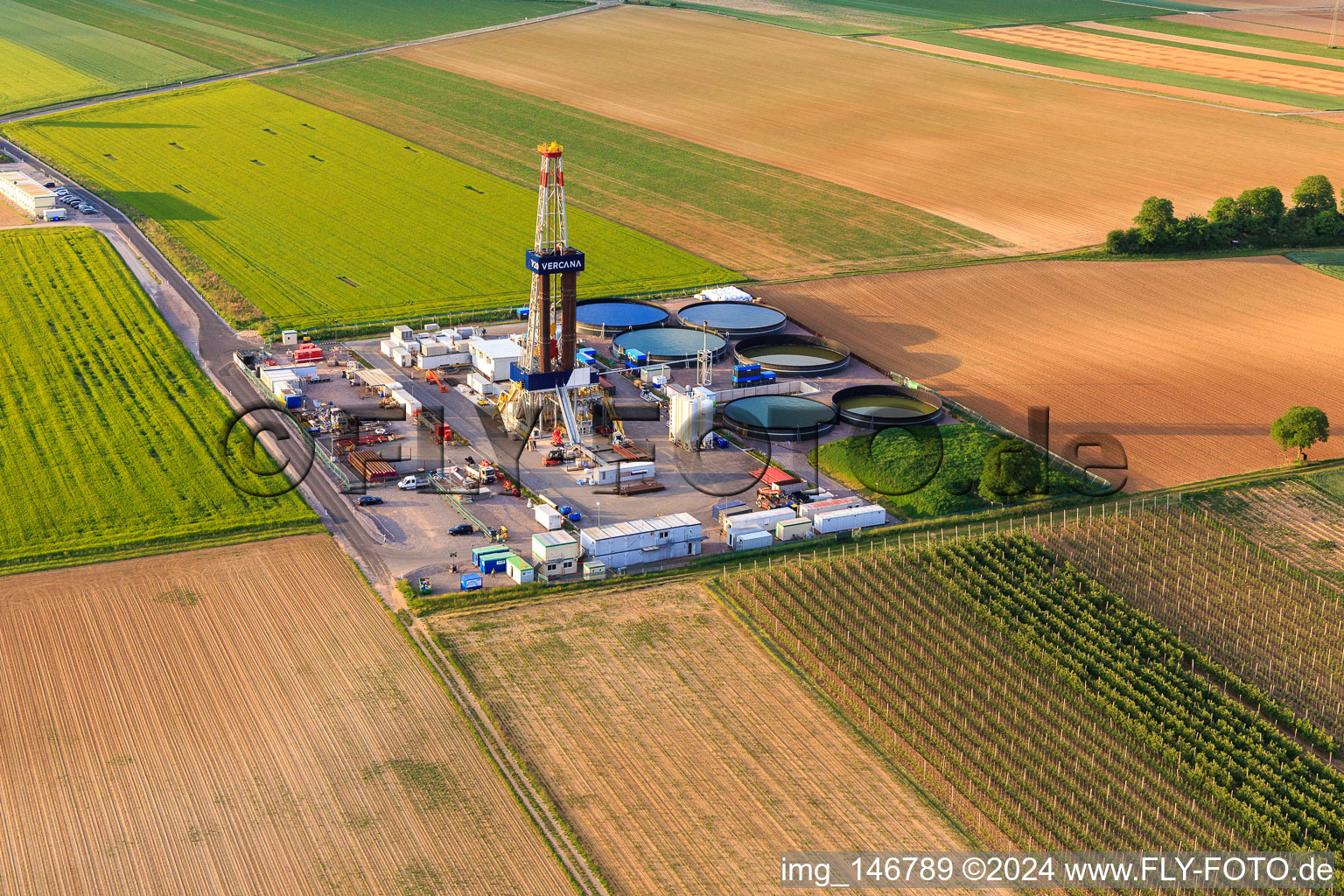 Vue oblique de Site de forage du site de forage profond V20 de Vercana GmbH pour Vulcan Energy à Schleidberg pour l'extraction d'énergie géothermique et de lithium à Insheim dans le département Rhénanie-Palatinat, Allemagne