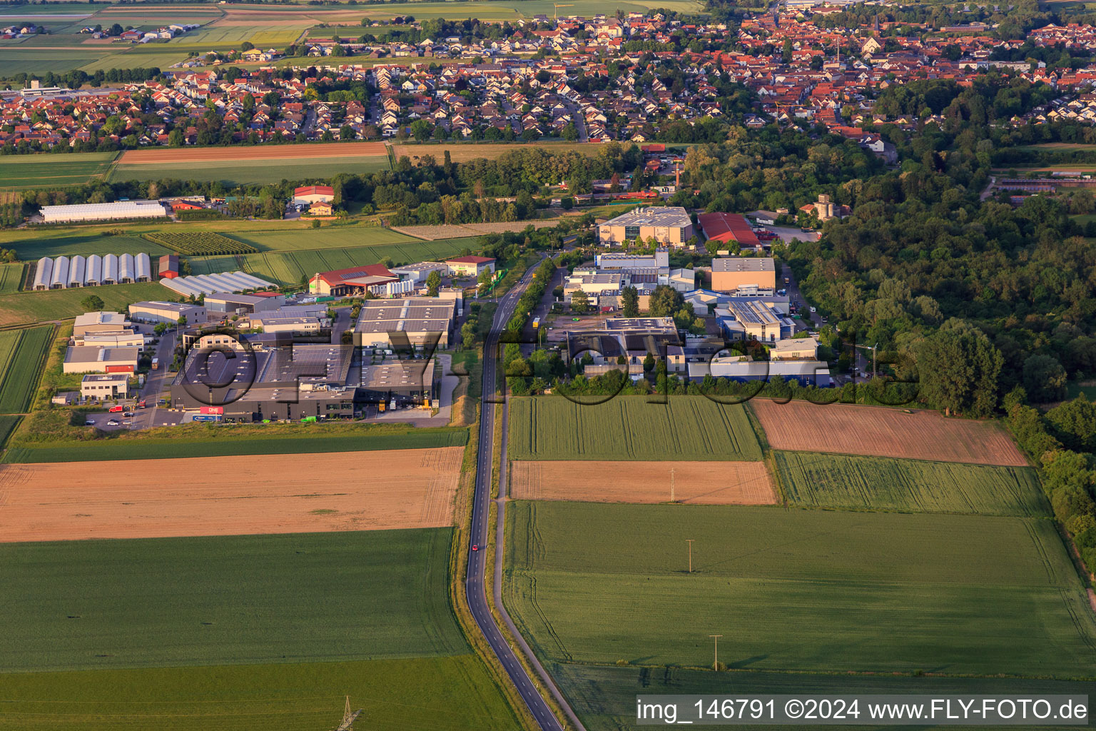Vue aérienne de Parc industriel W et campus W vus de l'ouest à Herxheim bei Landau dans le département Rhénanie-Palatinat, Allemagne