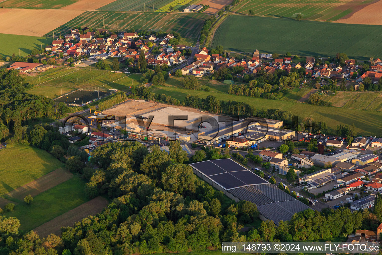 Vue aérienne de Chantier de construction avec fondation du nouveau parc logistique de HANSAINVEST et DFI-Real-Estte Kandel après la démolition du marché OBI à le quartier Minderslachen in Kandel dans le département Rhénanie-Palatinat, Allemagne