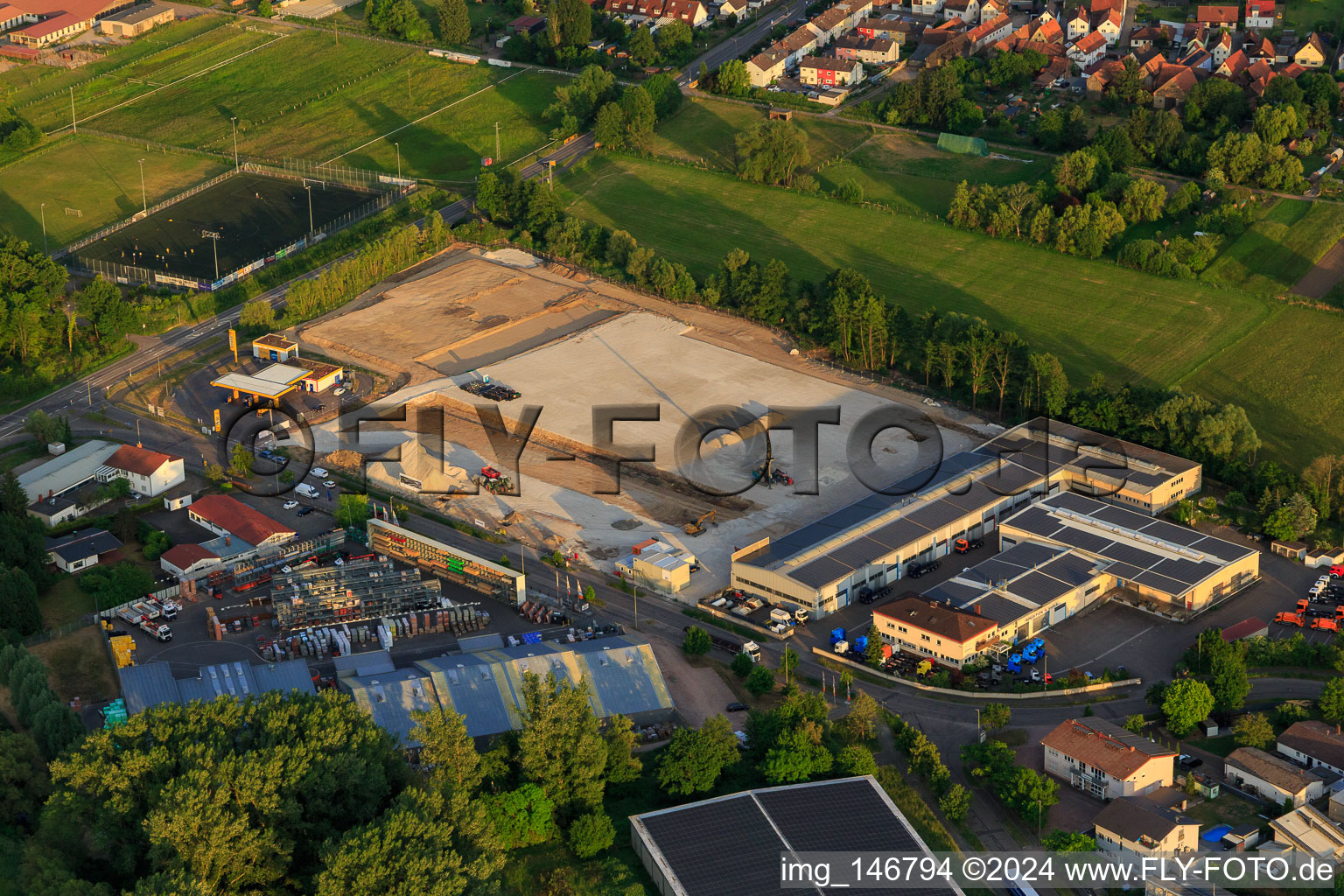 Vue aérienne de Chantier de construction avec fondation du nouveau parc logistique de HANSAINVEST et DFI-Real-Estte Kandel après la démolition du marché OBI à le quartier Minderslachen in Kandel dans le département Rhénanie-Palatinat, Allemagne