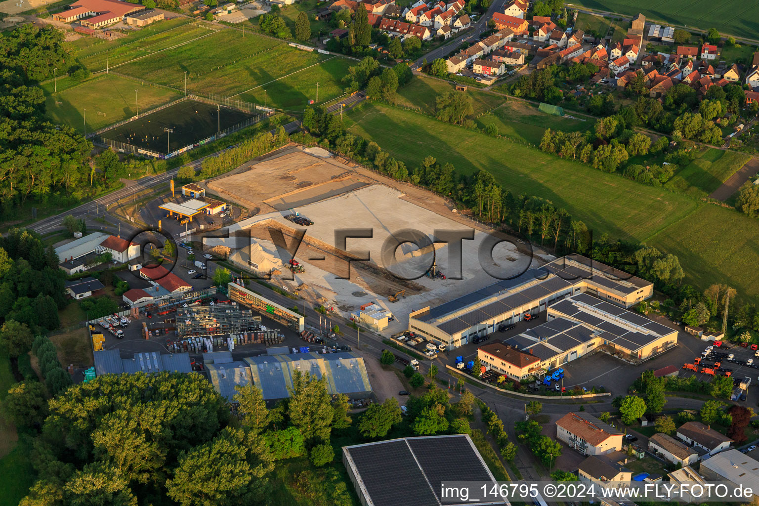 Photographie aérienne de Chantier de construction avec fondation du nouveau parc logistique de HANSAINVEST et DFI-Real-Estte Kandel après la démolition du marché OBI à le quartier Minderslachen in Kandel dans le département Rhénanie-Palatinat, Allemagne