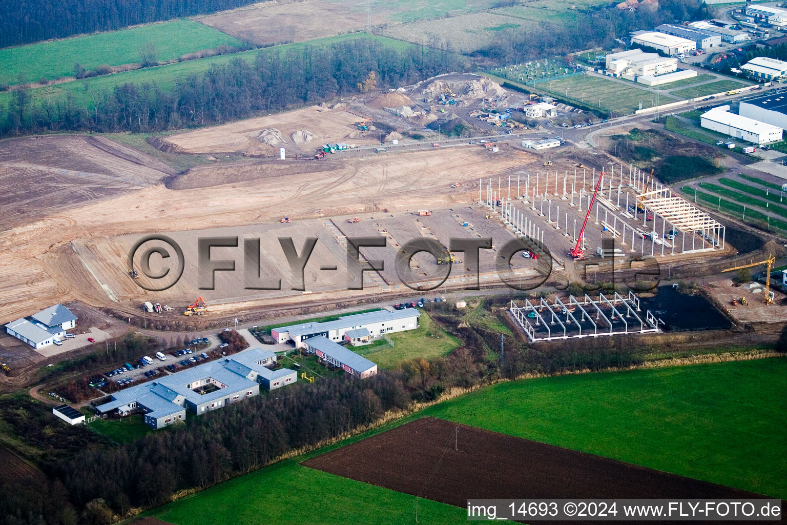 Zone industrielle d'Am Horst à le quartier Minderslachen in Kandel dans le département Rhénanie-Palatinat, Allemagne du point de vue du drone