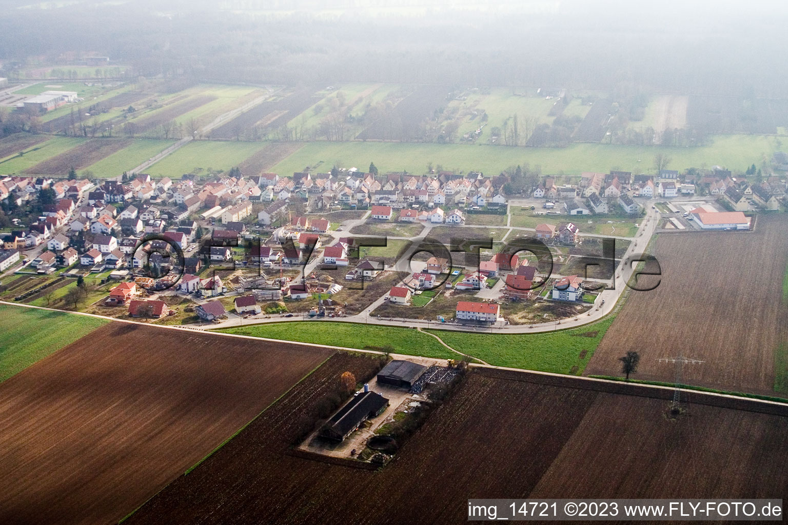 Vue oblique de Sur le chemin élevé à Kandel dans le département Rhénanie-Palatinat, Allemagne