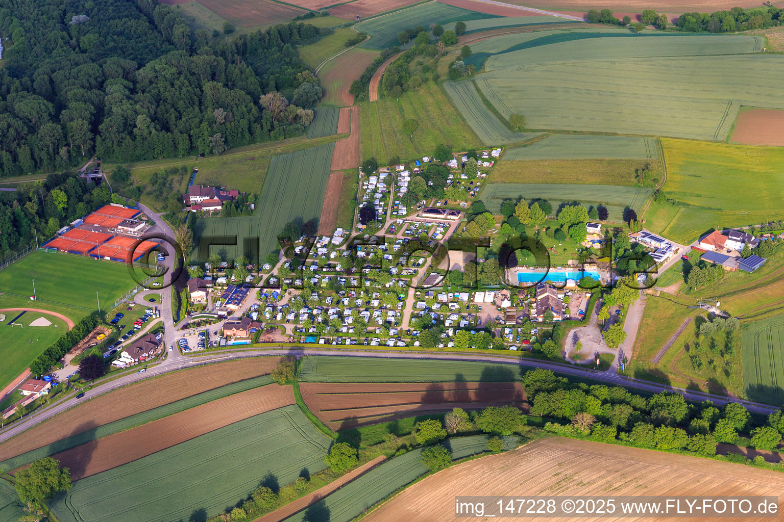 Vue aérienne de Campingpark Oase à la piscine extérieure et au club de tennis Carl-Hermann-Jäger Ettenheim eV à Ettenheim dans le département Bade-Wurtemberg, Allemagne