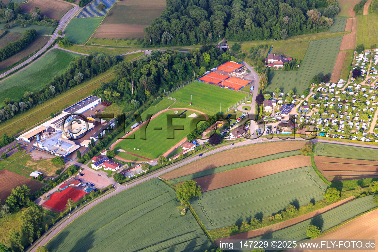 Vue aérienne de Campingpark Oase sur le terrain de sport du FV Ettenheim et du Tennisclub Ettenheim eV à Ettenheim dans le département Bade-Wurtemberg, Allemagne