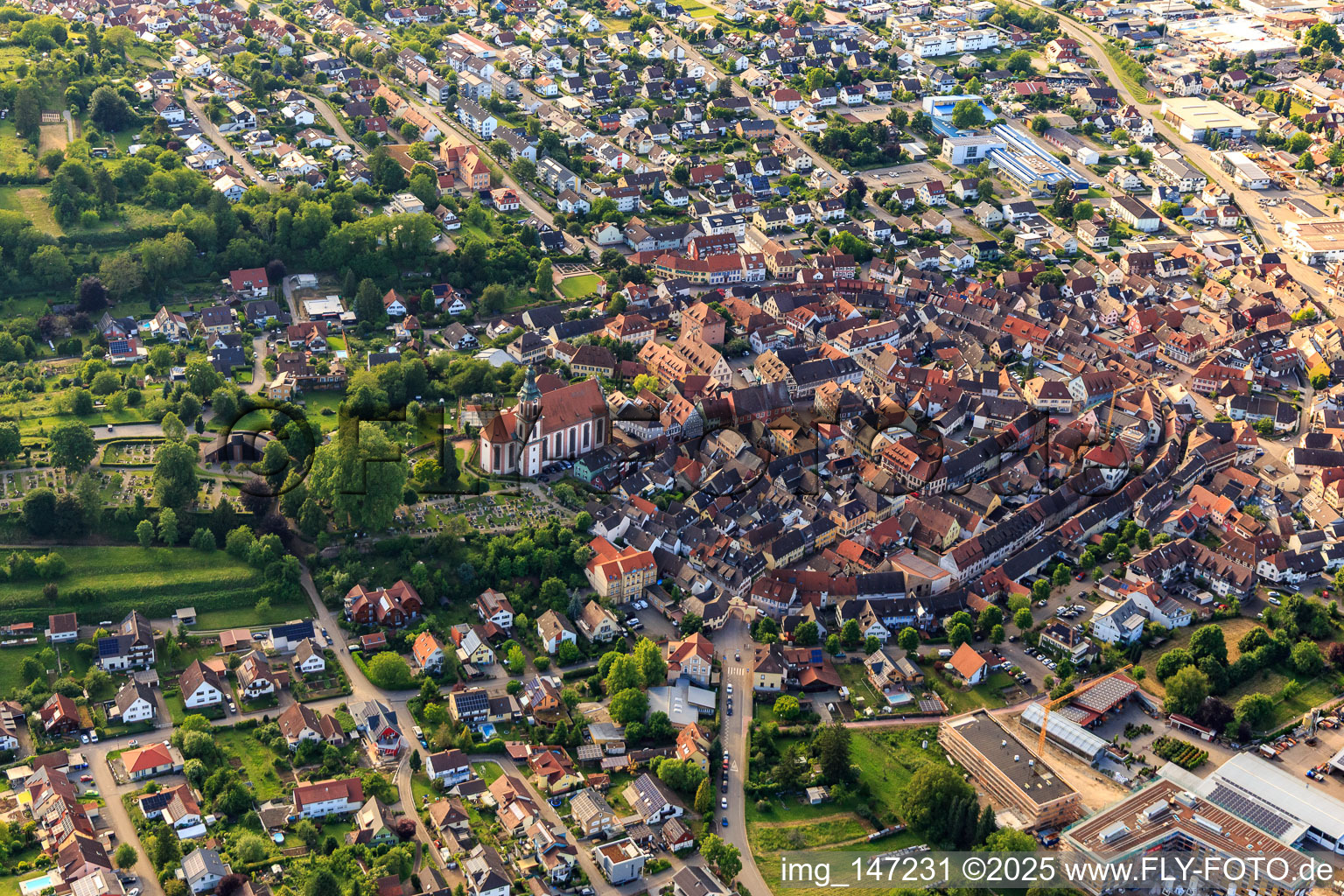 Vue aérienne de Vieille ville baroque avec Saint-Barthélemy à Ettenheim dans le département Bade-Wurtemberg, Allemagne