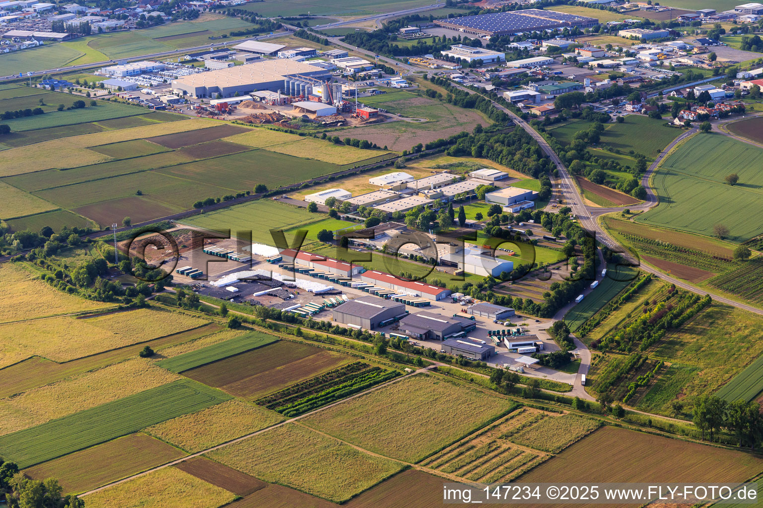 Vue aérienne de Stations-service Tankpool24 et AS 24 et parc industriel avec Georg Fischer Fluorpolymer Products GmbH et Barth Medienhaus GmbH | Agence de publicité | Agence digitale à le quartier Altdorf in Ettenheim dans le département Bade-Wurtemberg, Allemagne