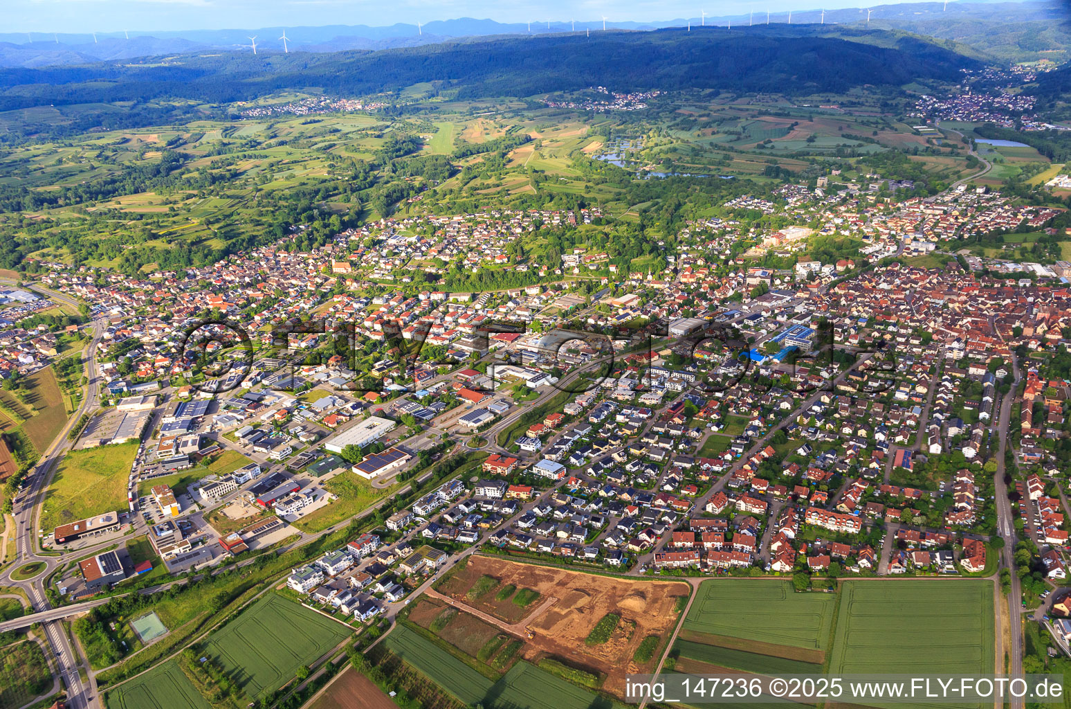Vue aérienne de Vue d'ensemble de la ville depuis l'ouest à Ettenheim dans le département Bade-Wurtemberg, Allemagne
