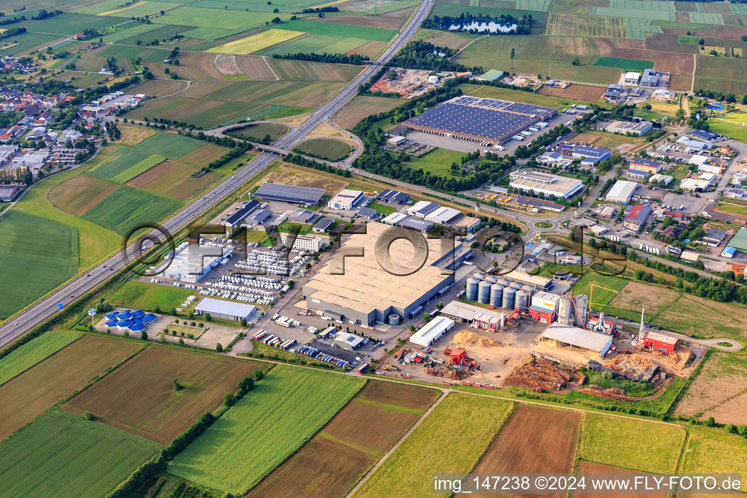 Vue aérienne de Zone industrielle sur l'A5 avec Bracchi Deutschland Transport & Logistik GmbH, Krämer MEGA STORE Ettenheim, JRS Holzenergie HEW GmbH & Co. KG et Ernst-Caravan-u. Freizeit-Center GmbH à le quartier Orschweier in Mahlberg dans le département Bade-Wurtemberg, Allemagne
