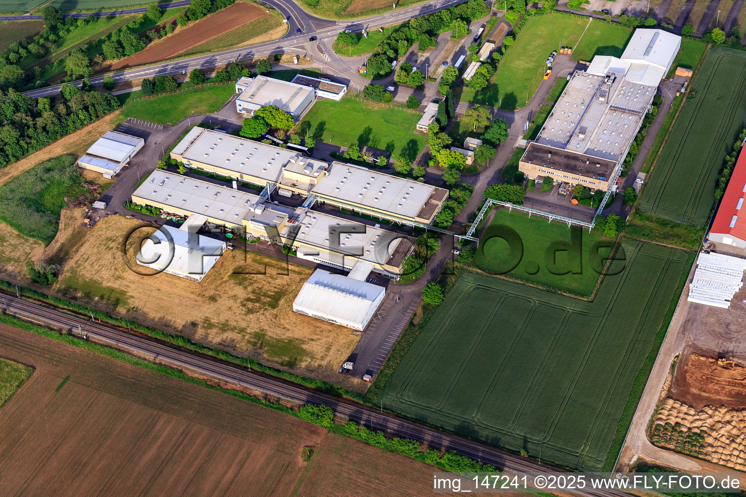 Vue aérienne de Parc industriel avec Georg Fischer Fluorpolymer Products GmbH et Barth Medienhaus GmbH | Agence de publicité | Agence numérique à le quartier Altdorf in Ettenheim dans le département Bade-Wurtemberg, Allemagne